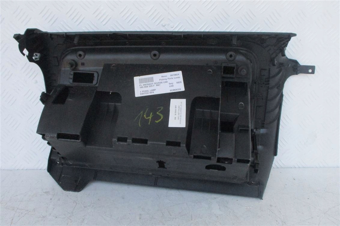 бардачок пассажира vw SCIROCCO 1K8858529F