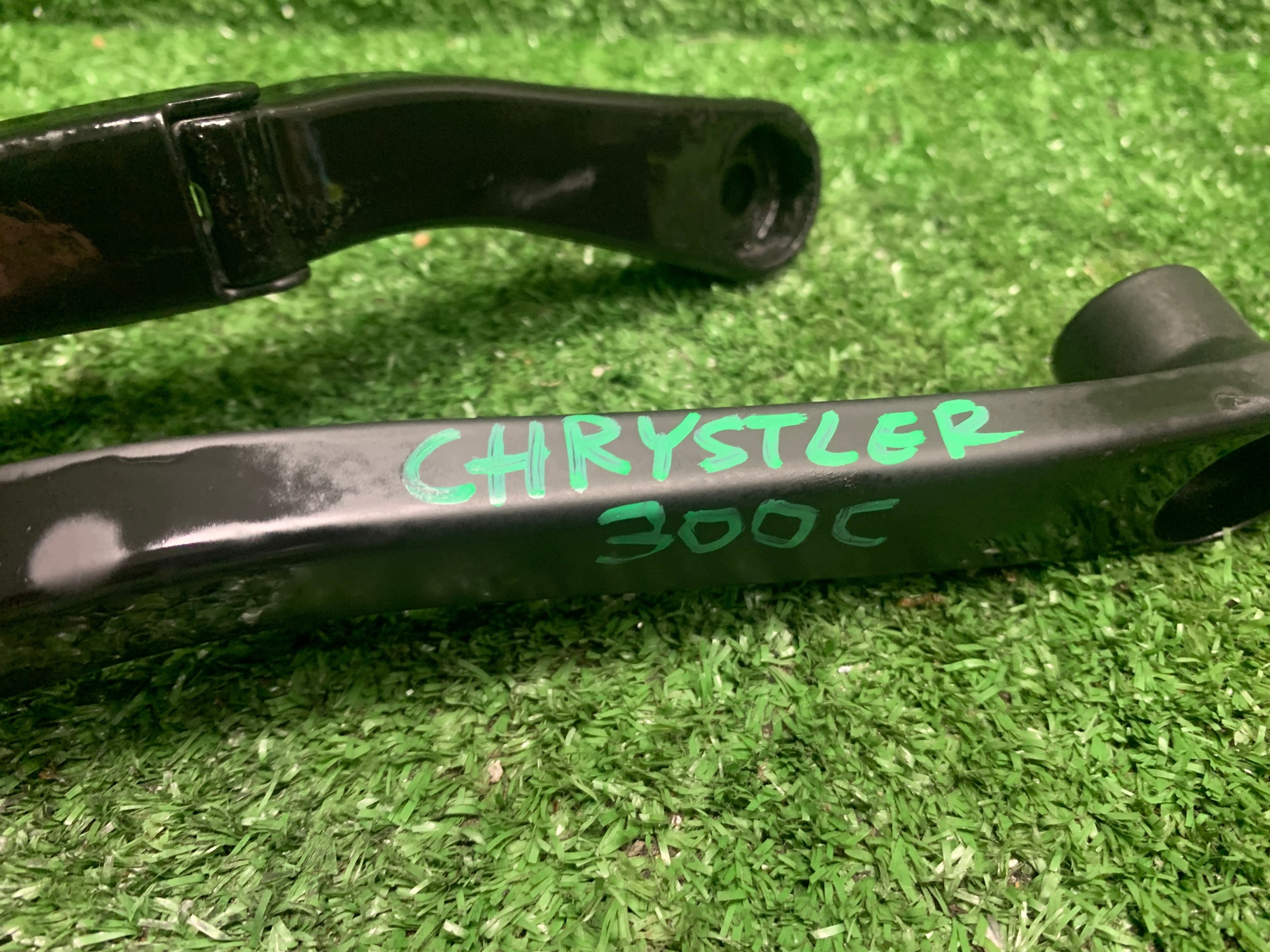 CHRYSLER 300C wiper arms front KOMPLET EUROPA