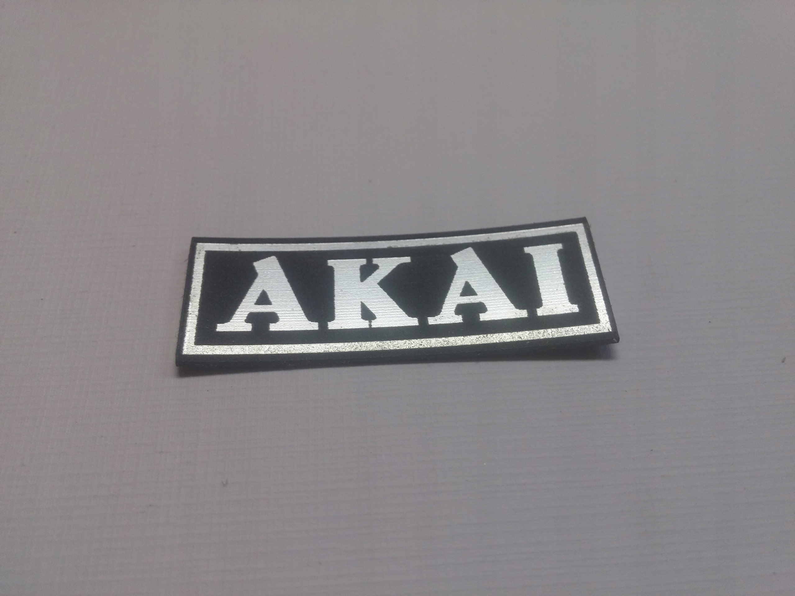 

Akai naklejka emblemat 40 x 14 mm *srebrna