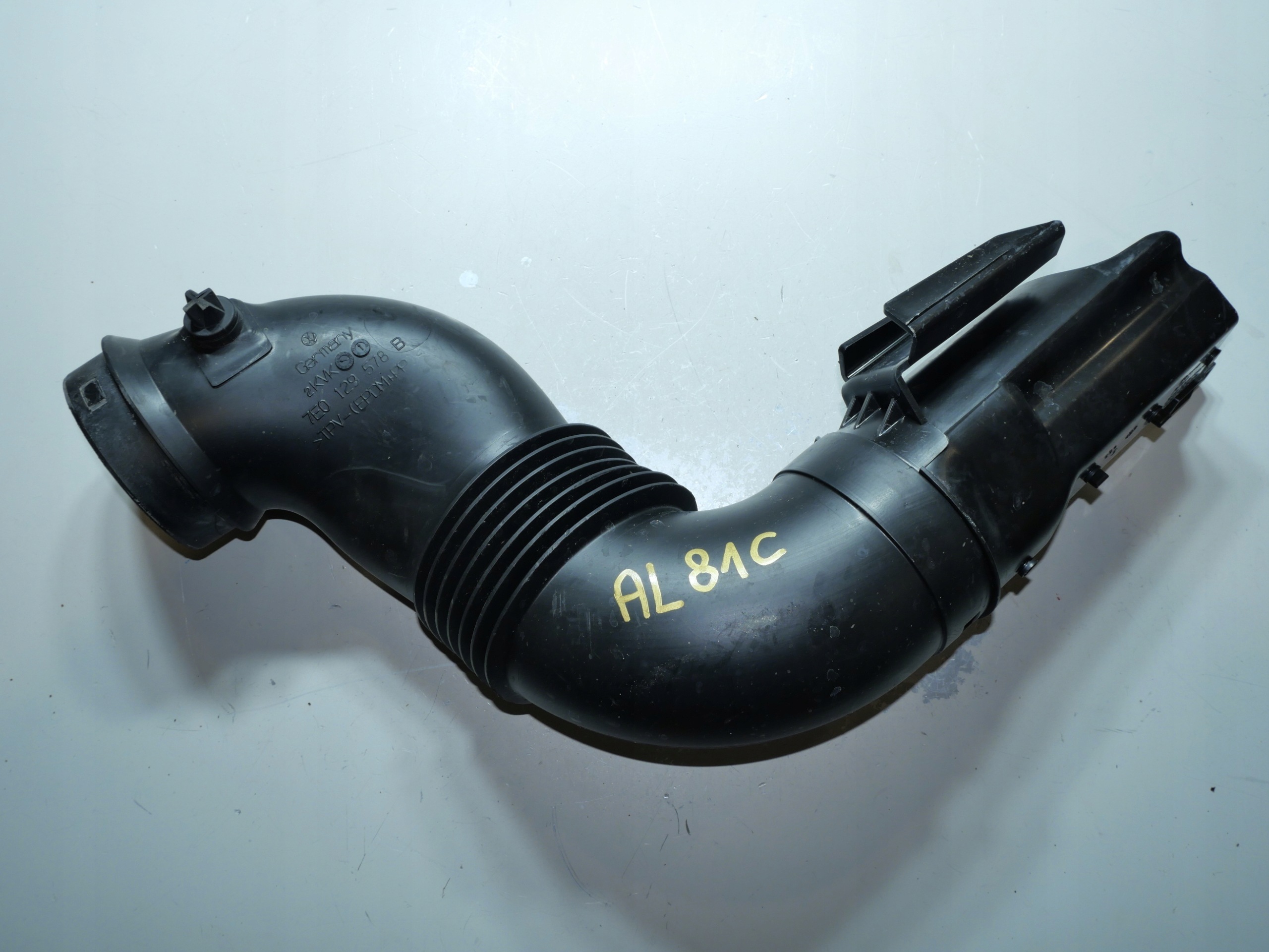 VW T6 2.0TDI air hose 7E0129578B