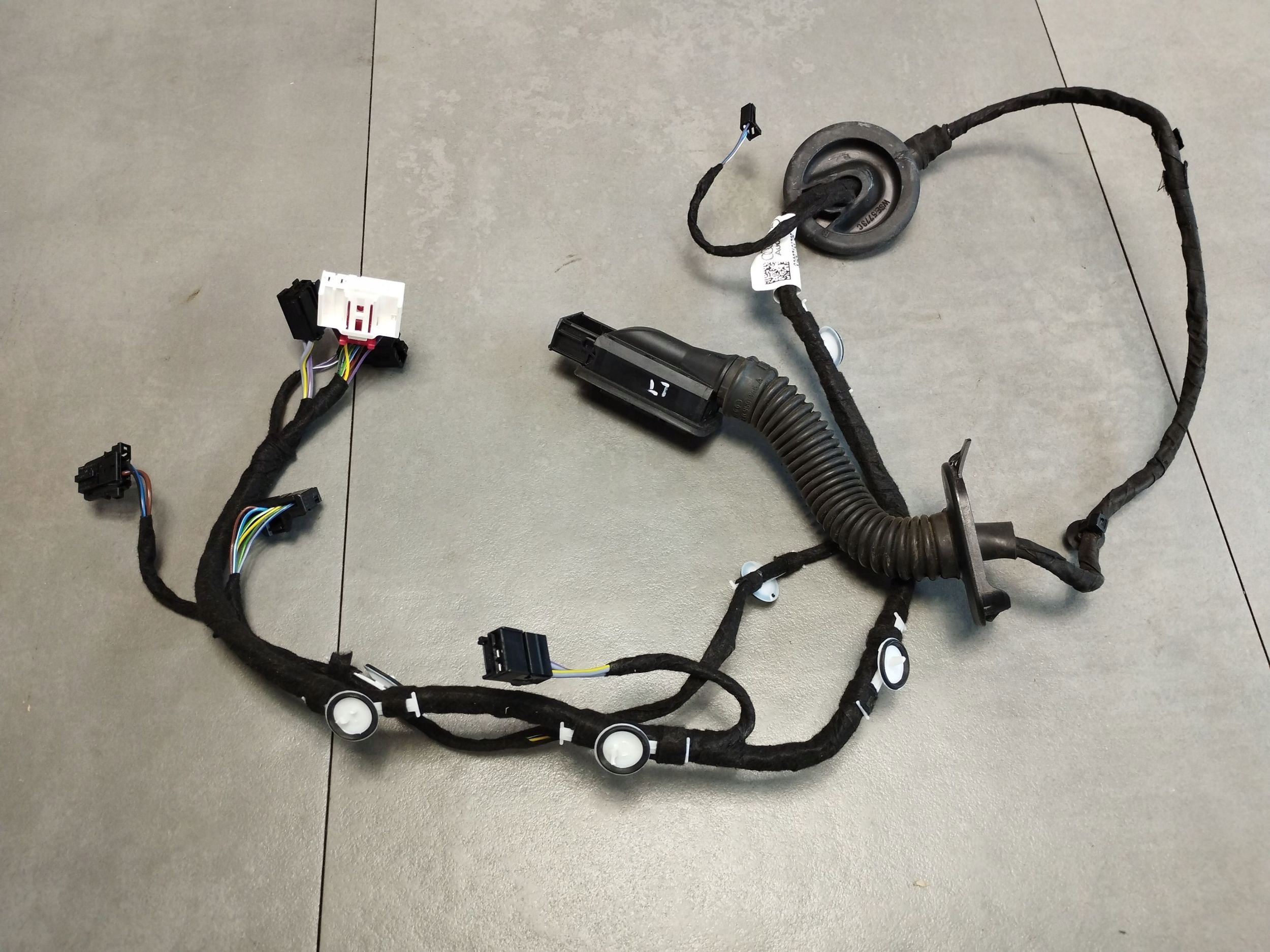 Audi Q3 F3 83A bundle door left rear part 83A971687AB