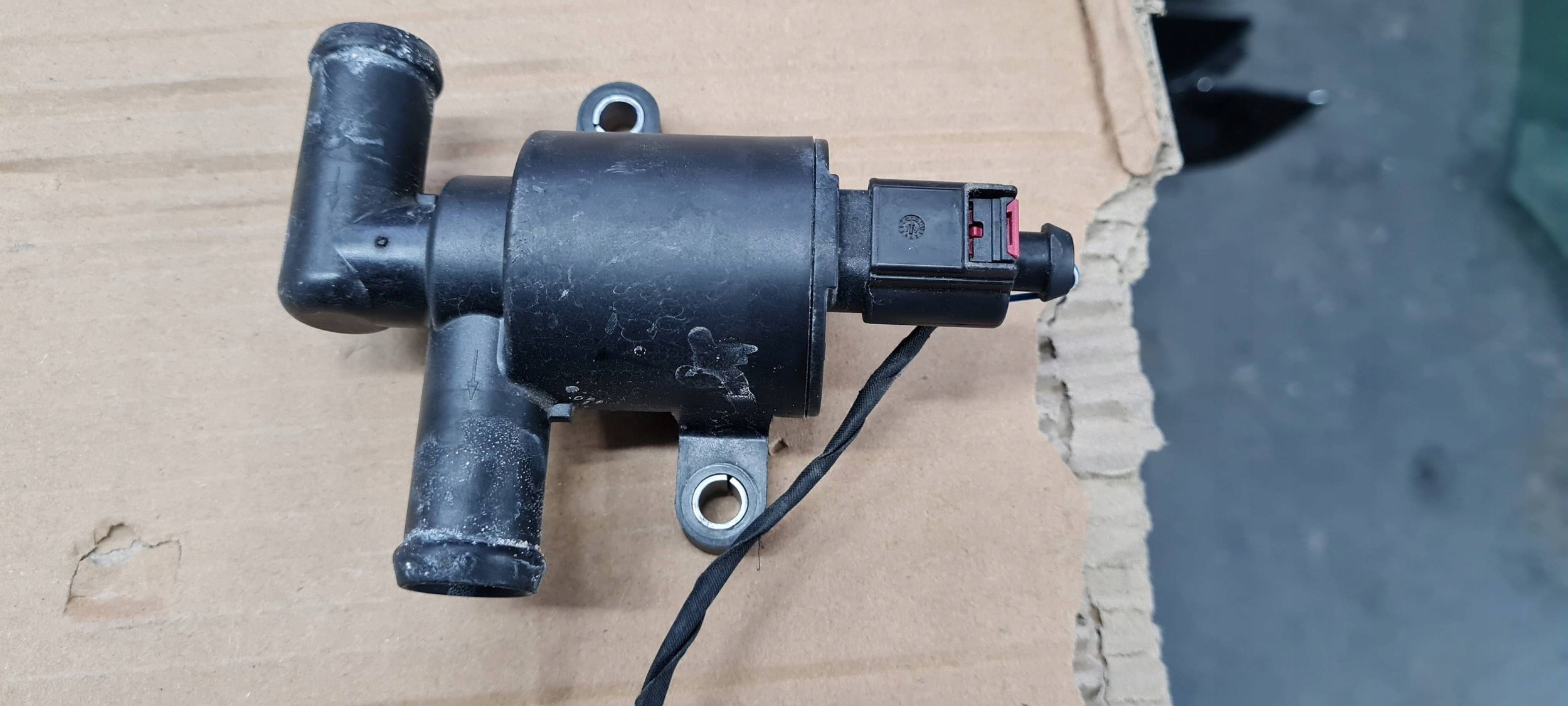 A5 8W S5 elektroventil pumpa vode 4H0121671D A7 4G A4 B8 B9 8W Q5 A6 C7