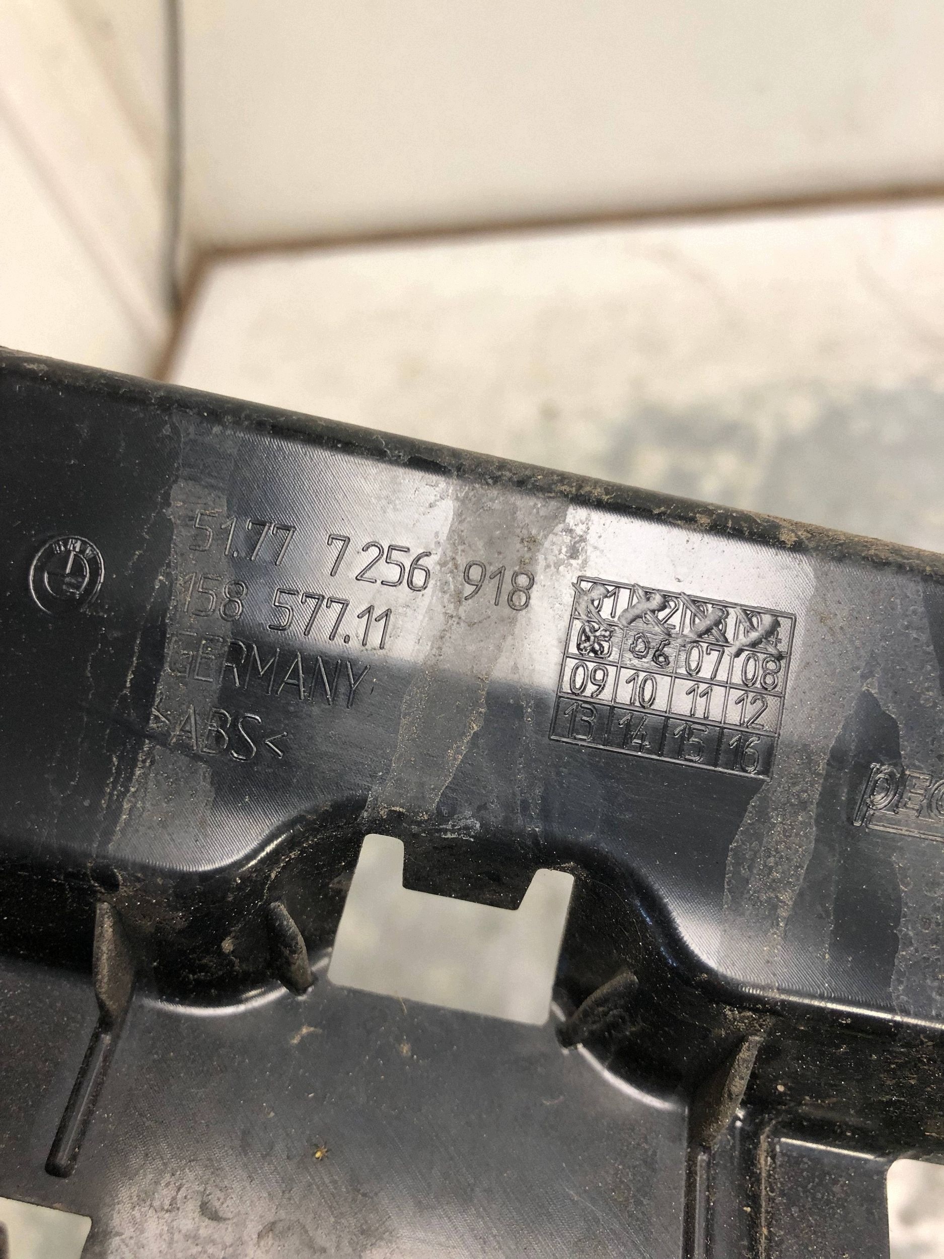 support mouldings PROGOWEJ right BMW F30 7256918
