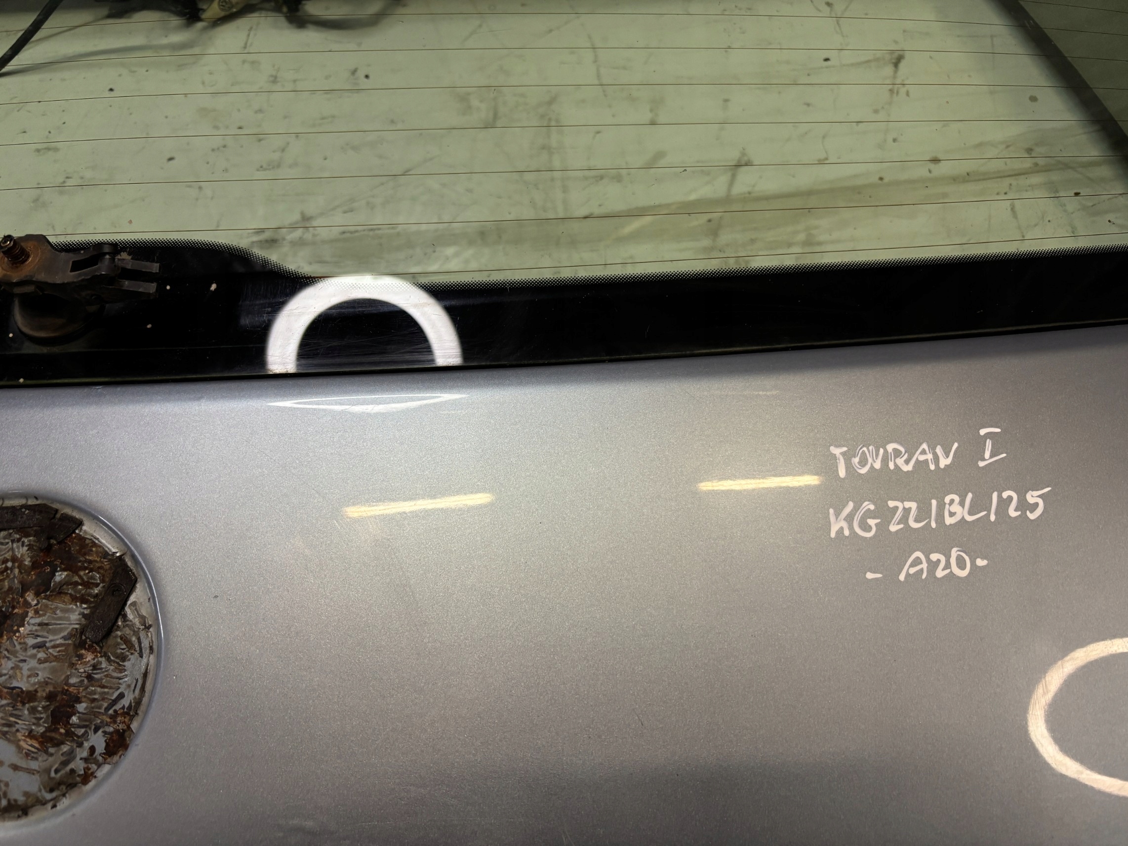 trunk door boot Volkswagen Touran and 1