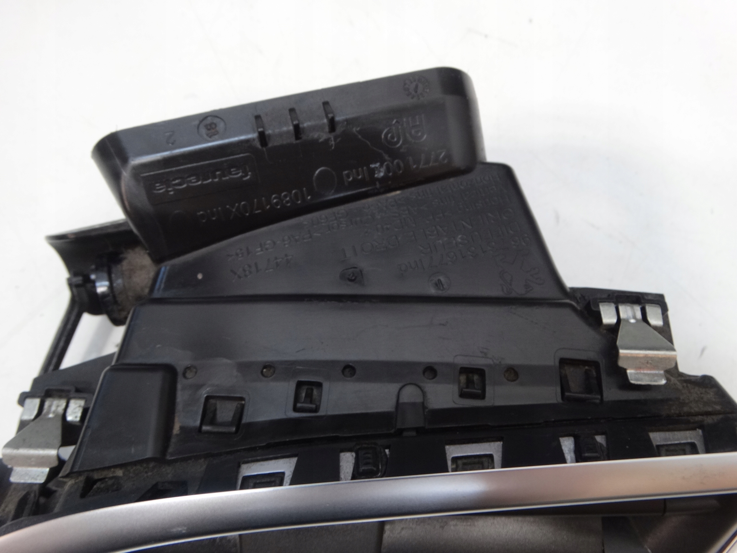 grid air conditioning devices consoles right front PEUGEOT 2008 208 9673131677