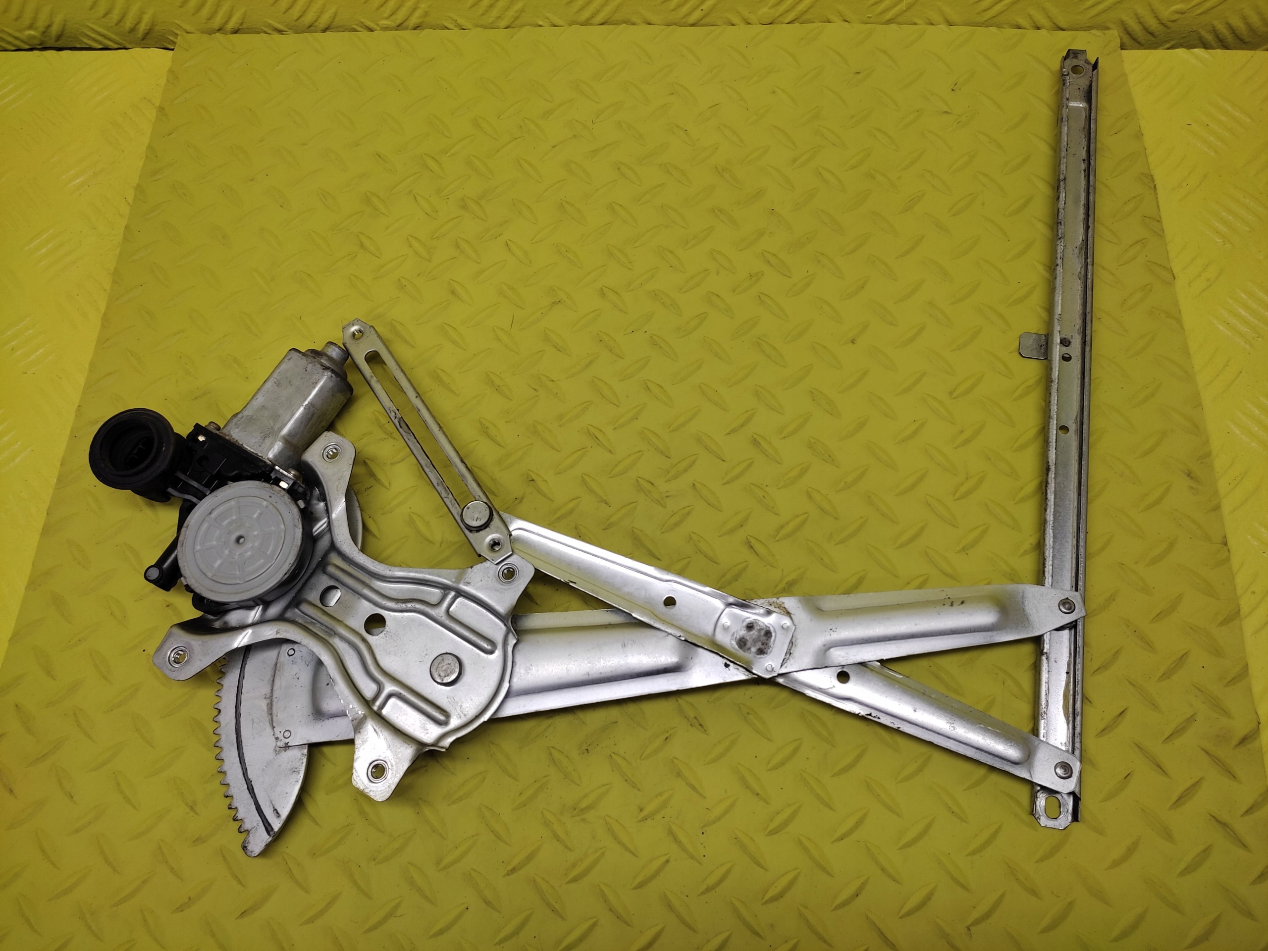 DAIHATSU YRV window regulator right rear part 2621001010