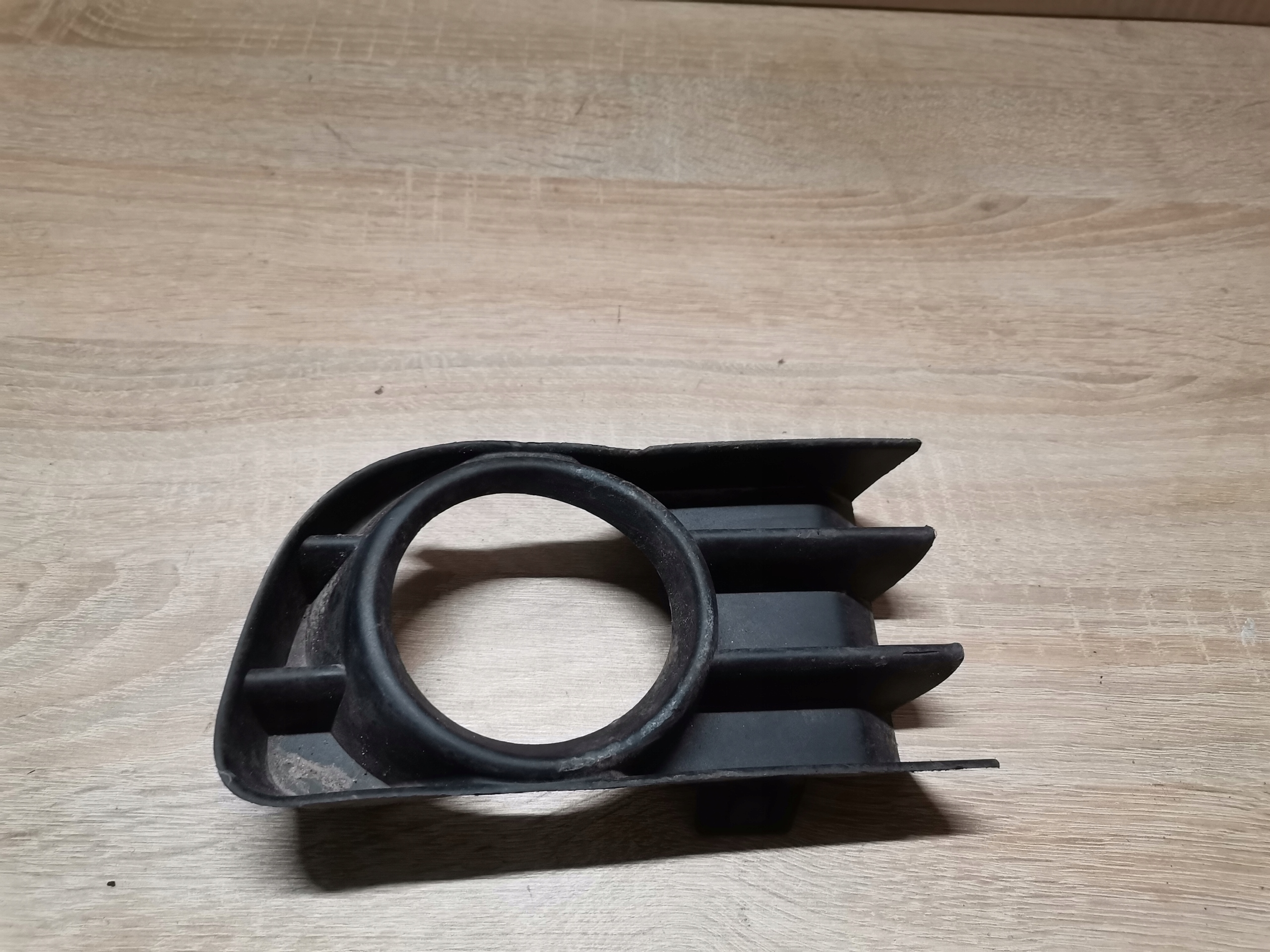 grid of a bumper left front front Renault Megane II 8200115117