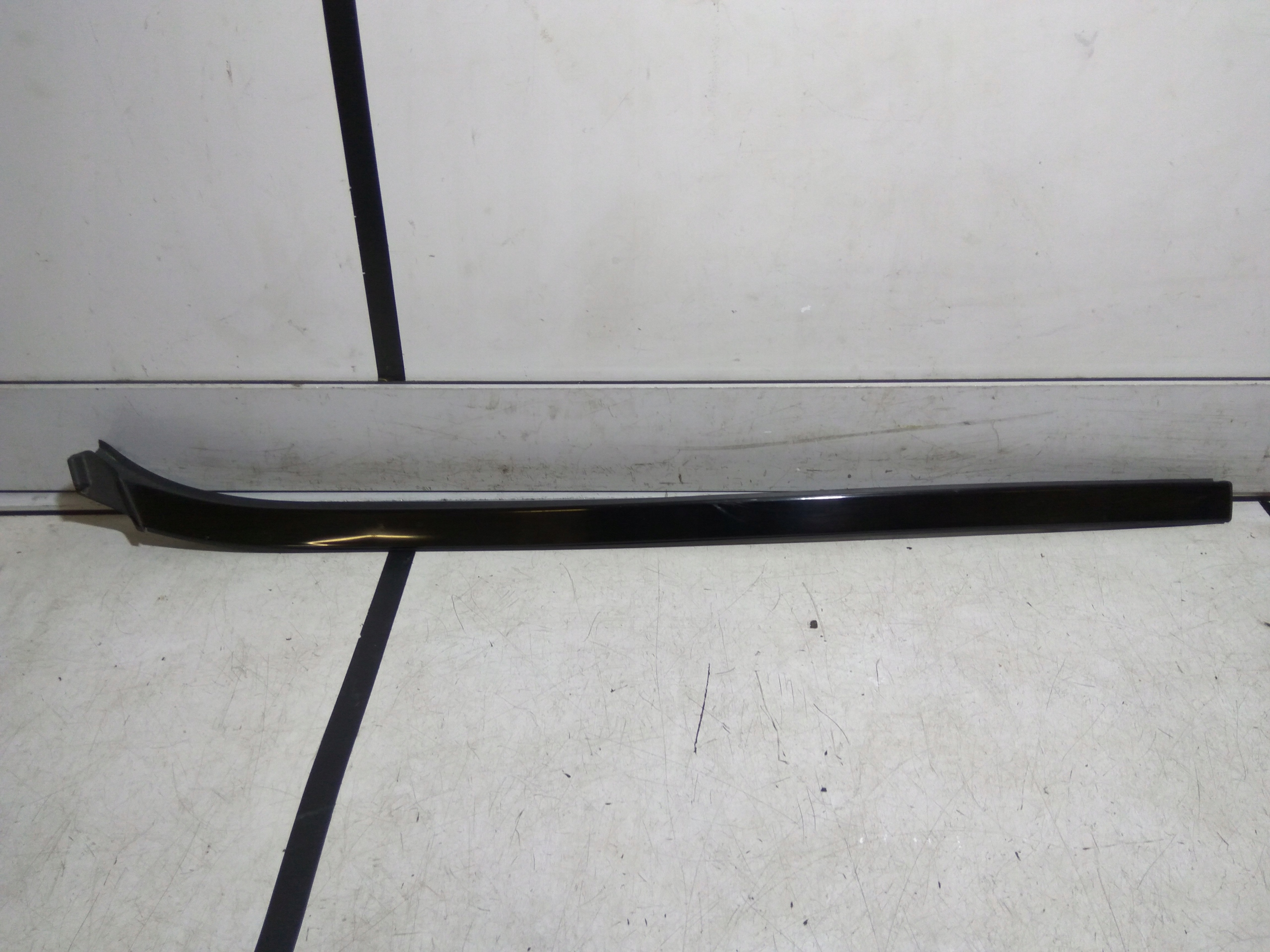 A2076901362 - MERCEDES W207 CABRIO накладка левого лобового стекла