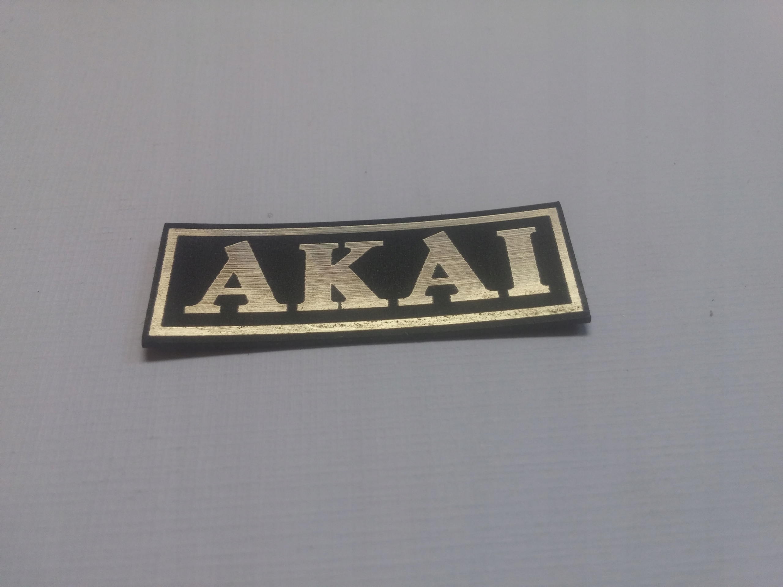 

Akai naklejka emblemat 40 x 14 mm *złota