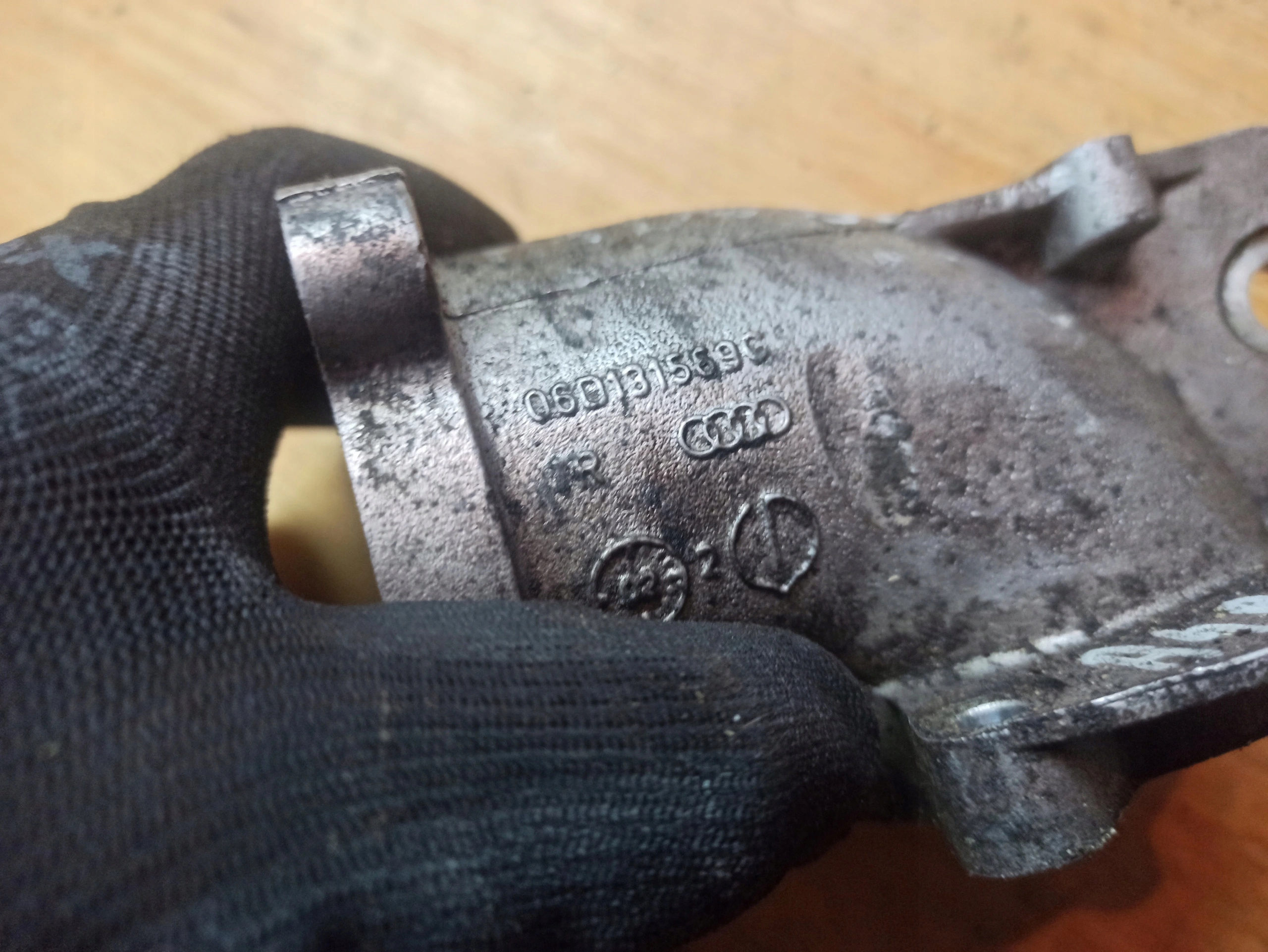 holder EGR 06D131569C AUDI A4 B6,B7 2.0 FSI
