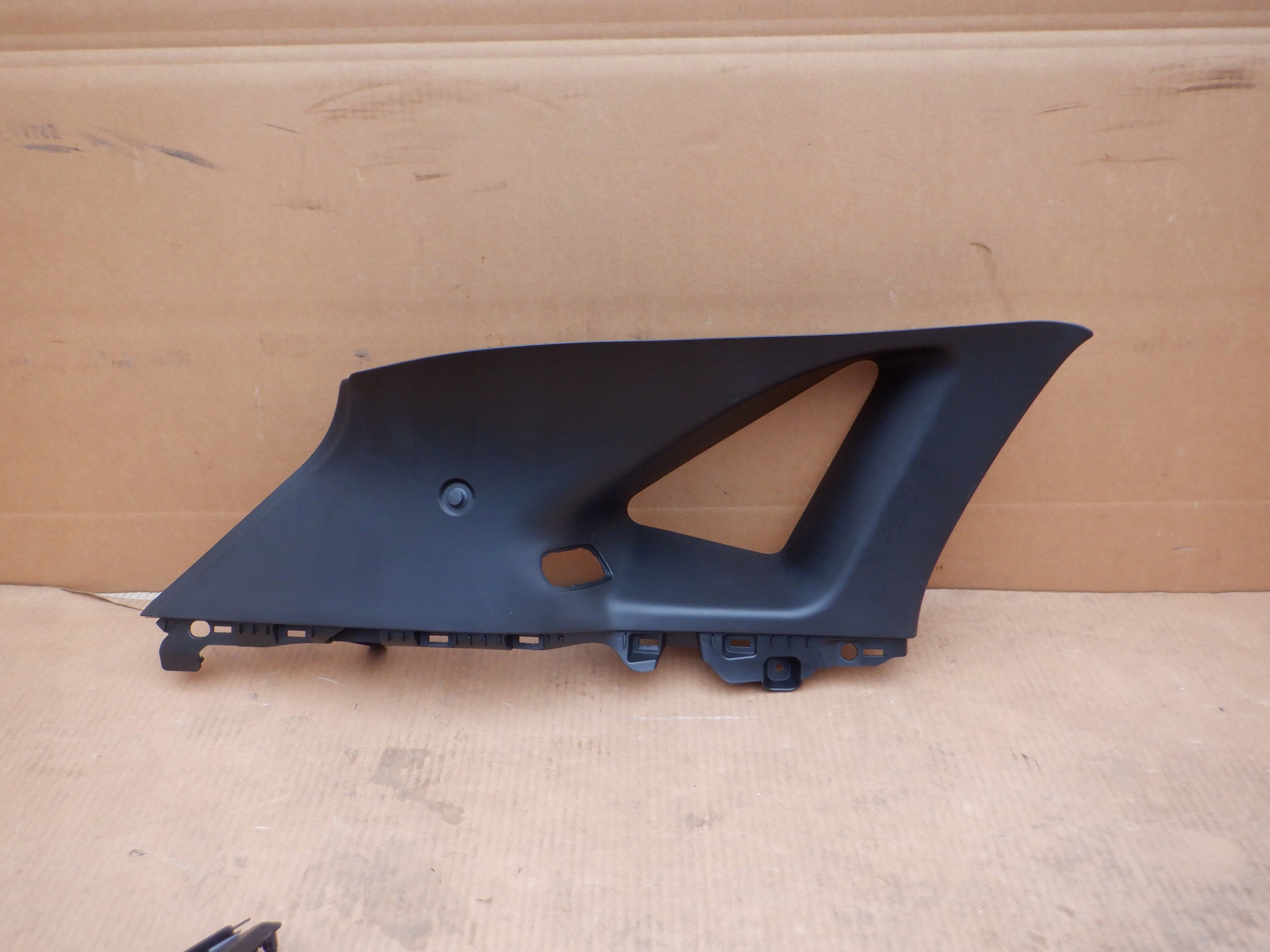 LV4B-S31149-AEW - КРИШКА СТІЙКИ ЗАДНІЙ ЛІВИЙ ДЛЯ FORD KUGA MK3 ST-LINE