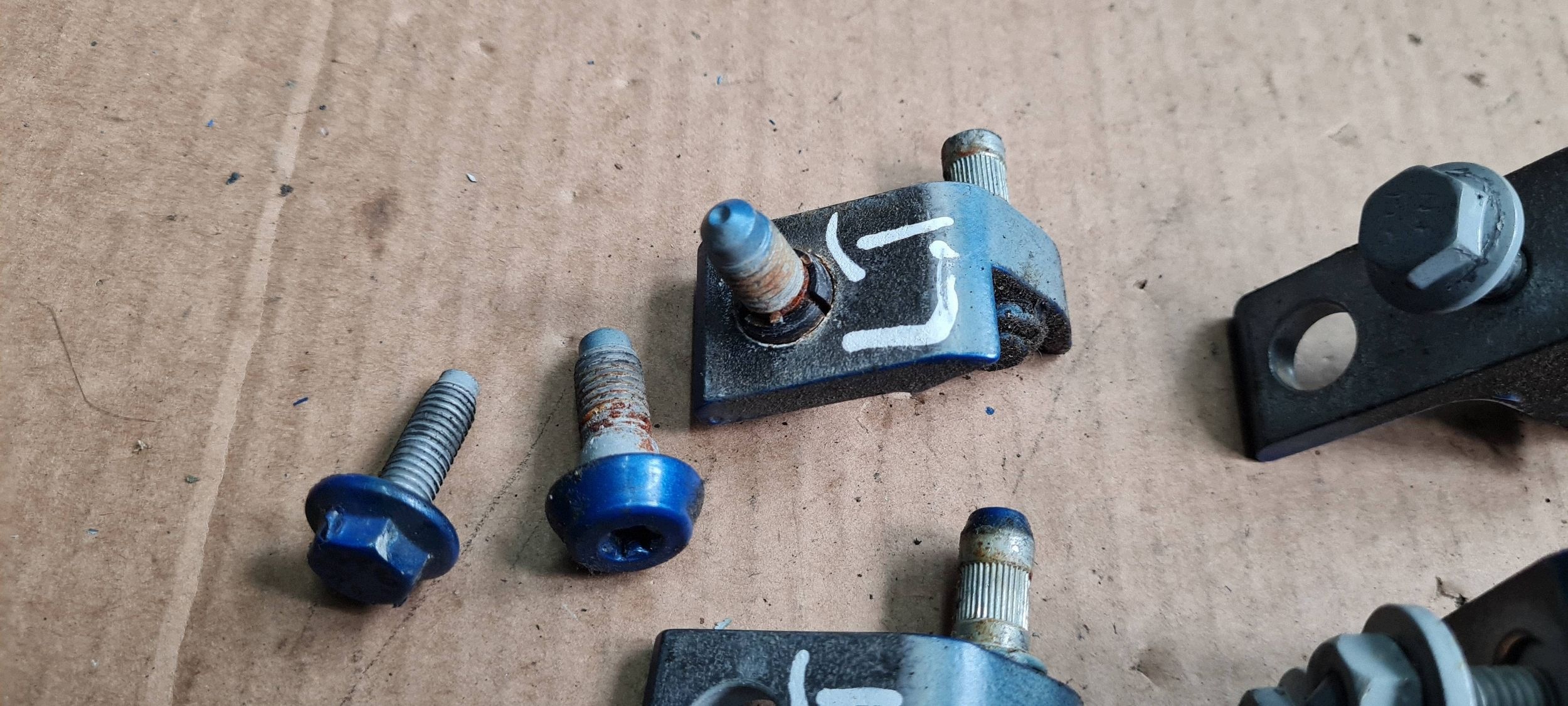 A6 C7 4G S6 hinge hinges door left left rear part rear. KOMPLET
