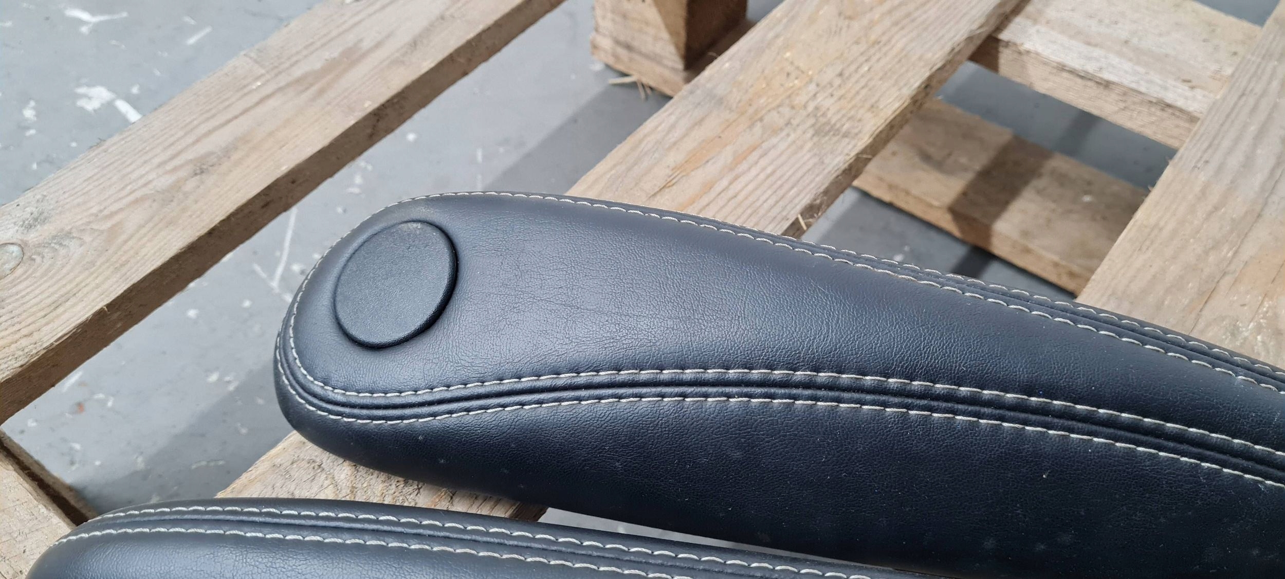 Chrysler Pacifica 2022 armrest seat left rear part 2 RZAD leather hybryda
