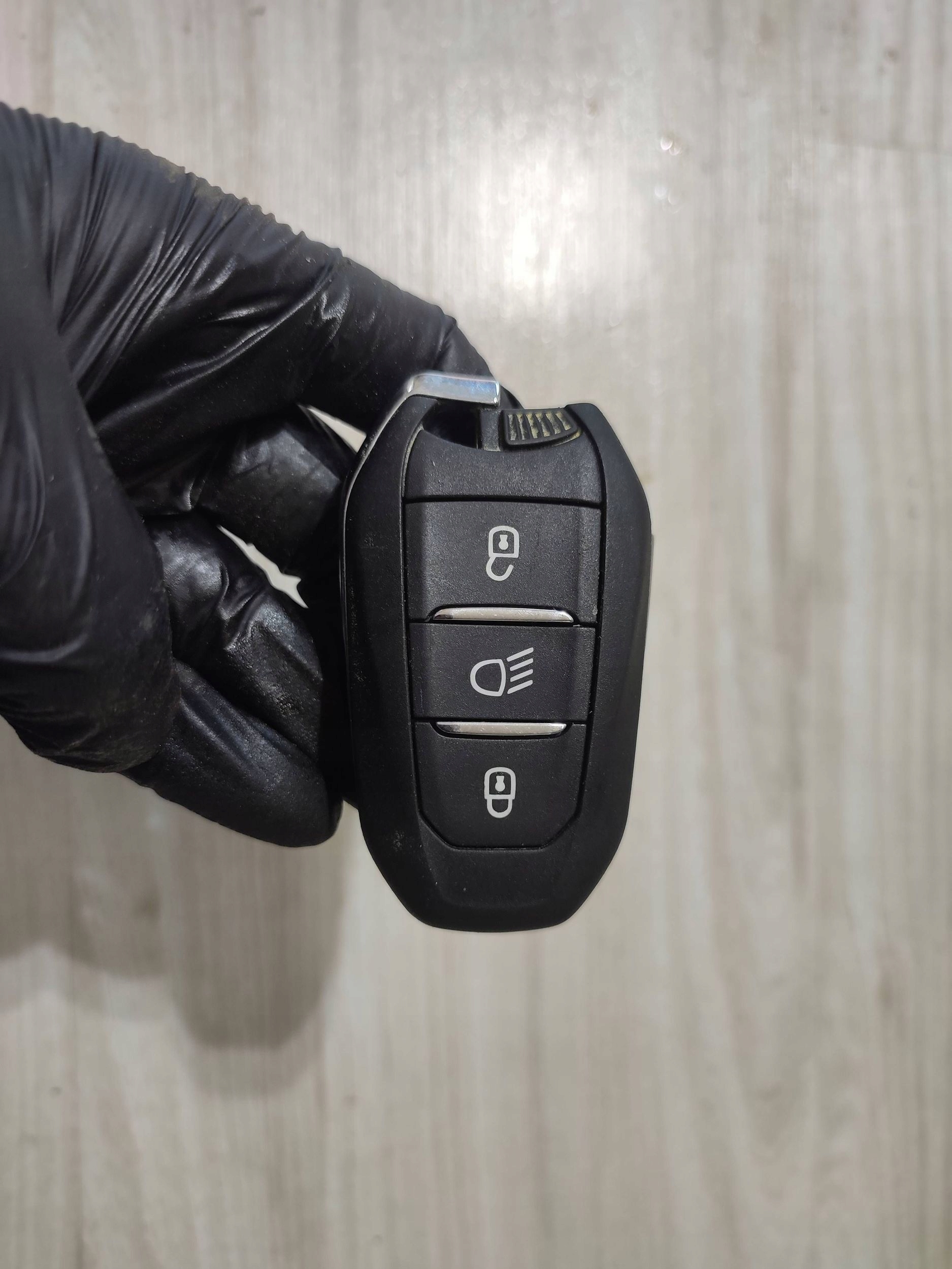 Peugeot 2008 II 2020 key / Karta zaplonu