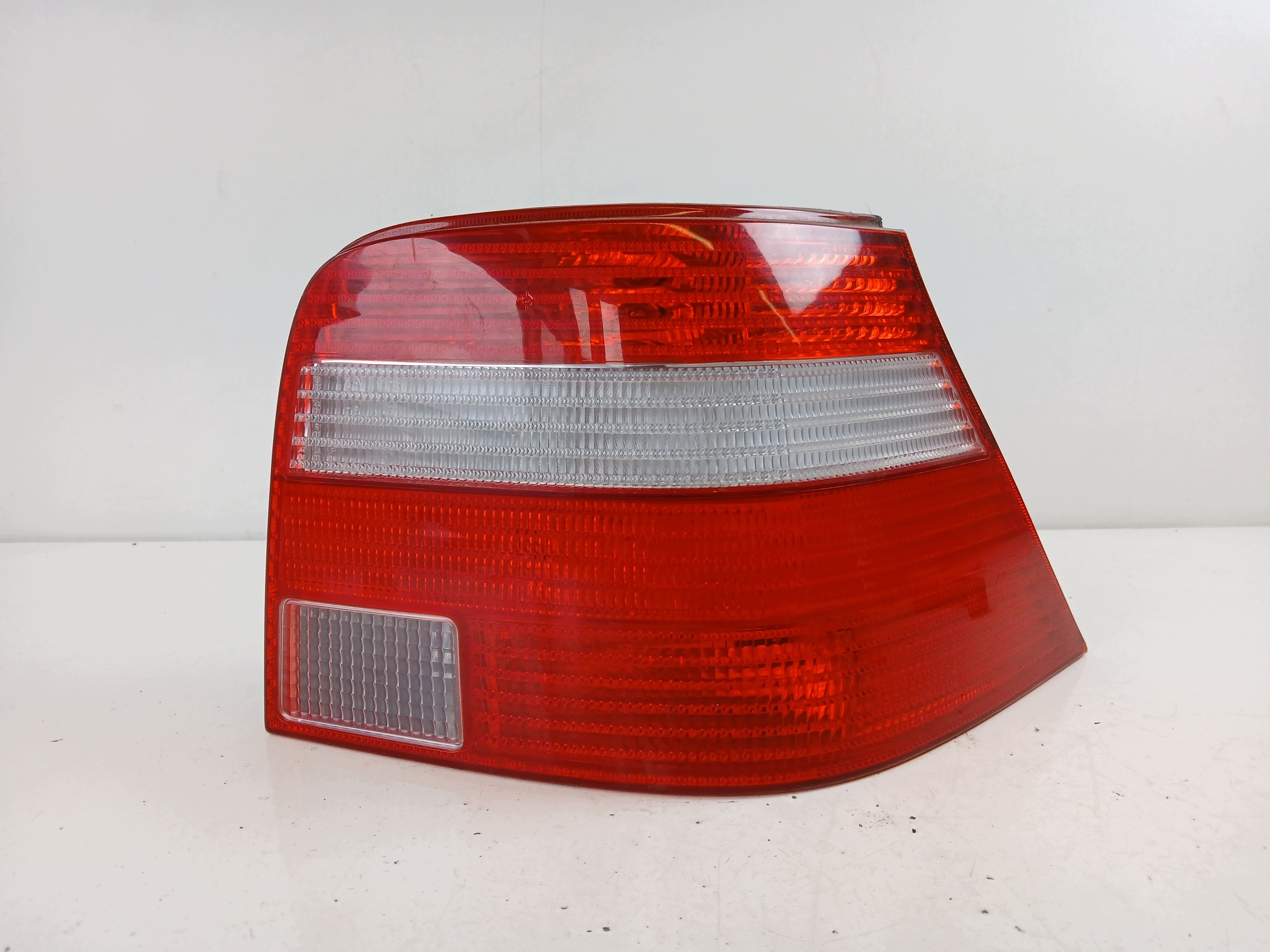 VW GOLF IV HB light right rear part JASNA PACIFIC