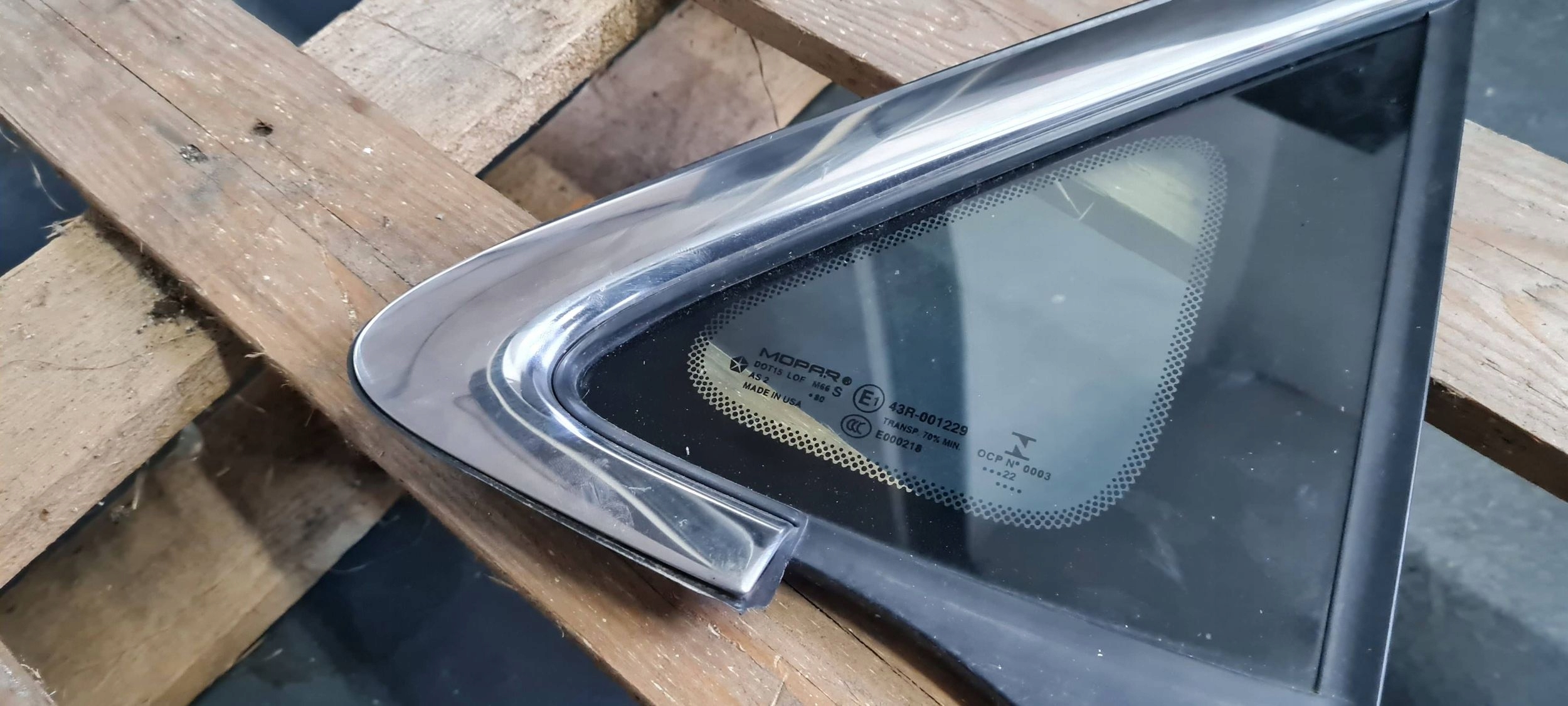 Chrysler Pacifica 2022 window bodywork TROJKATNA left left front 22R