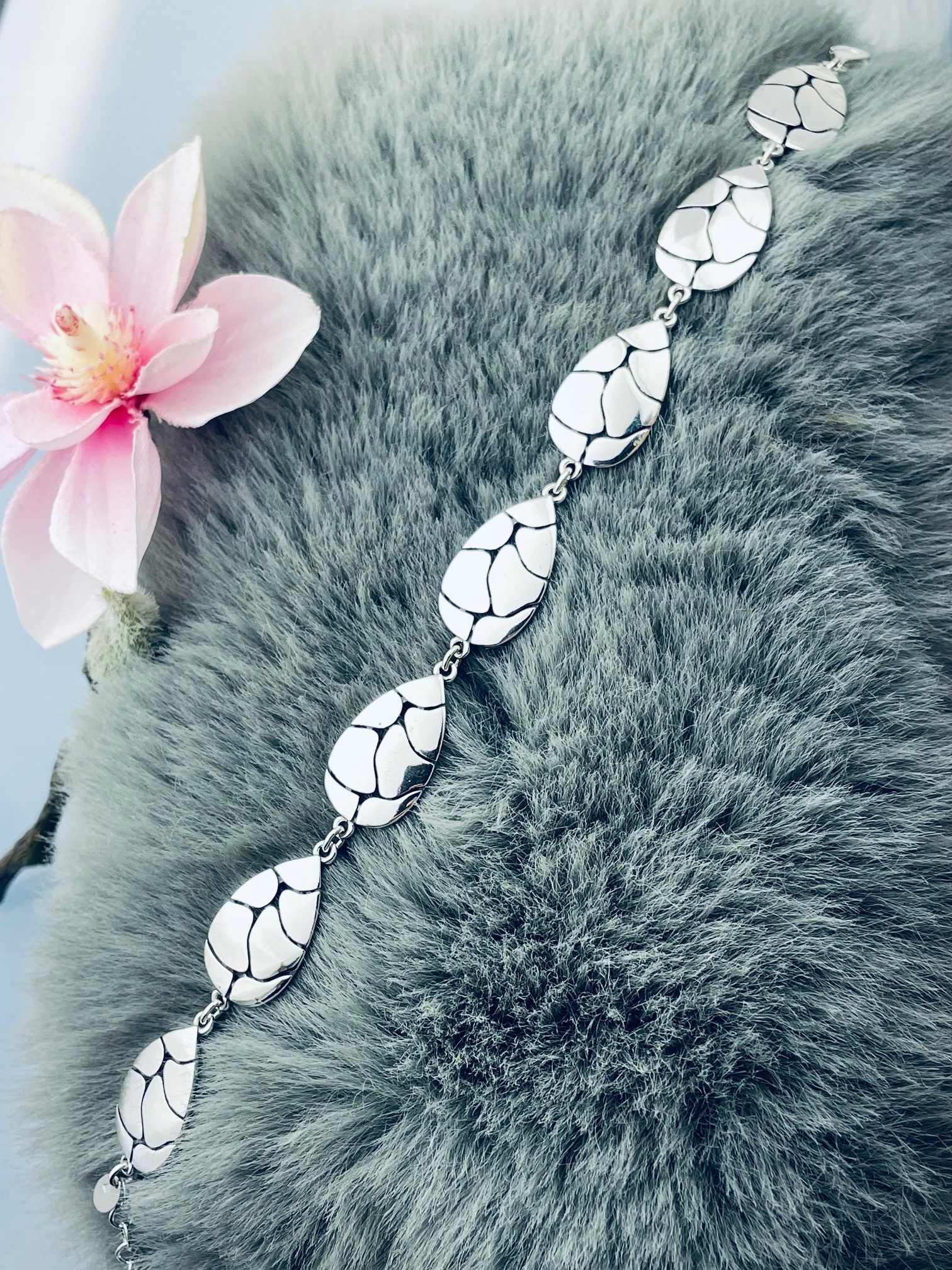 Stříbrný elegantní mramorový náramek