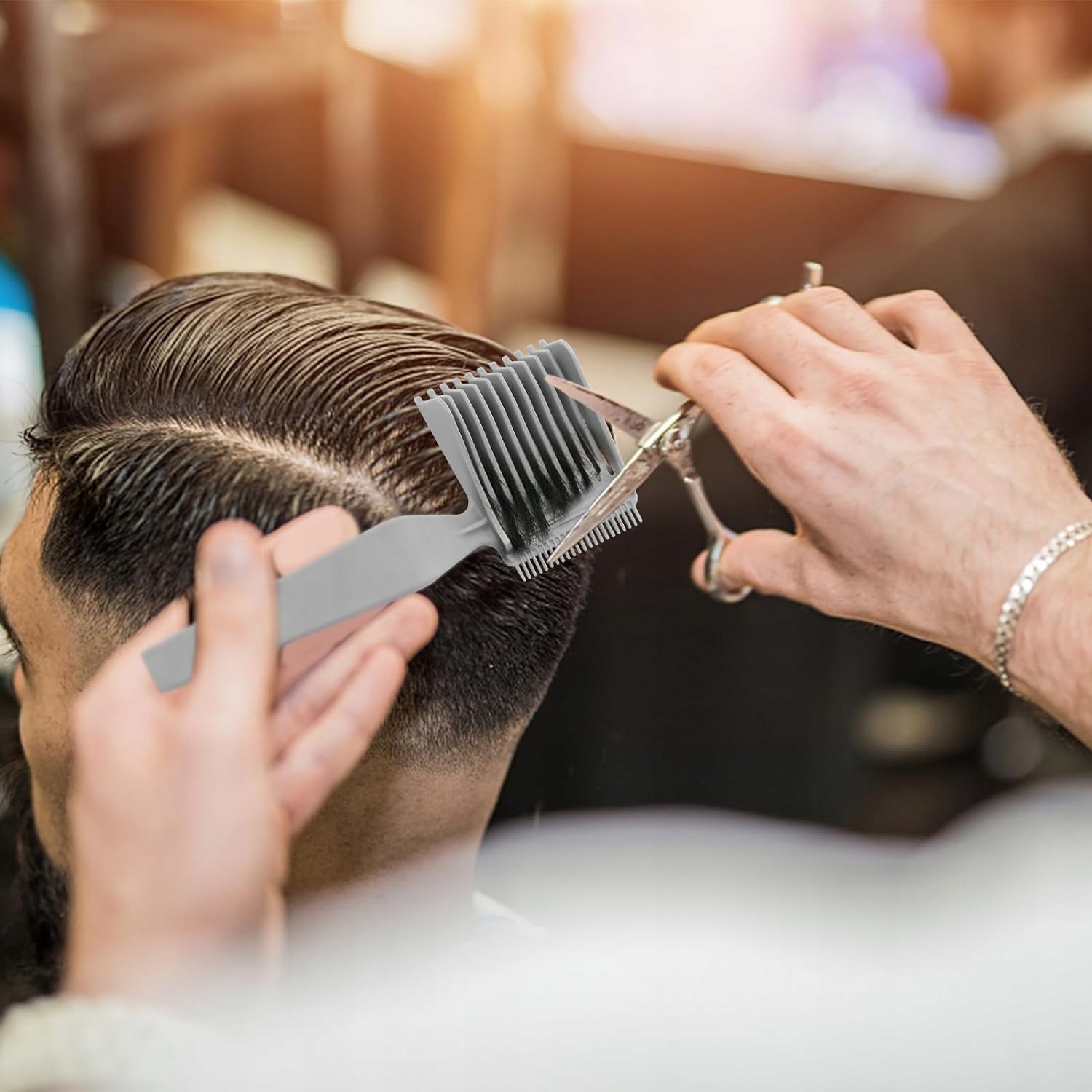 GRZEBIEŃ FRYZJERSKI DO STRZYŻENIA WŁOSÓW CIENIOWANIA DLA FRYZJERÓW MĘSKI Kolor dominujący odcienie szarości i srebra
