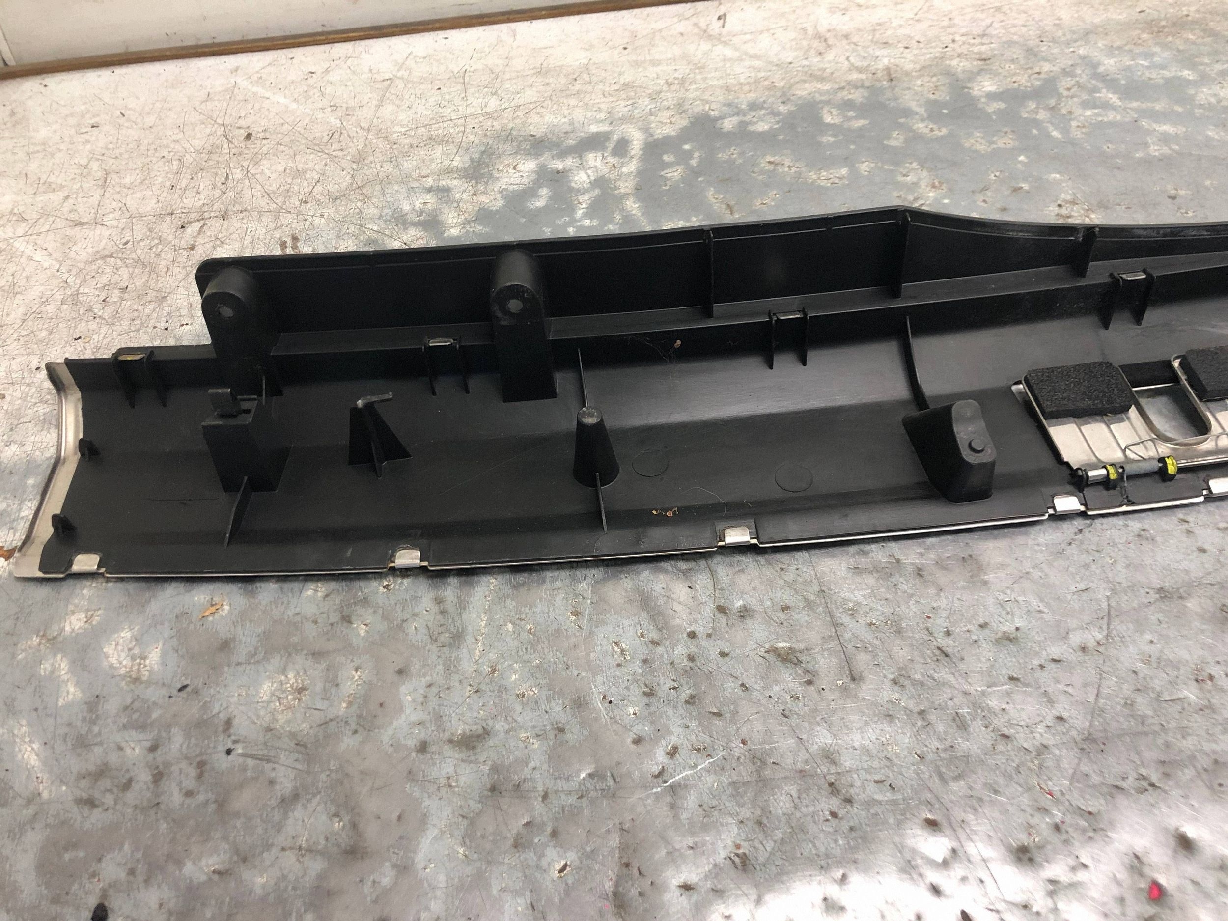 cover of the threshold boot AUDI A6 C6 KOMBI 4F9864483B