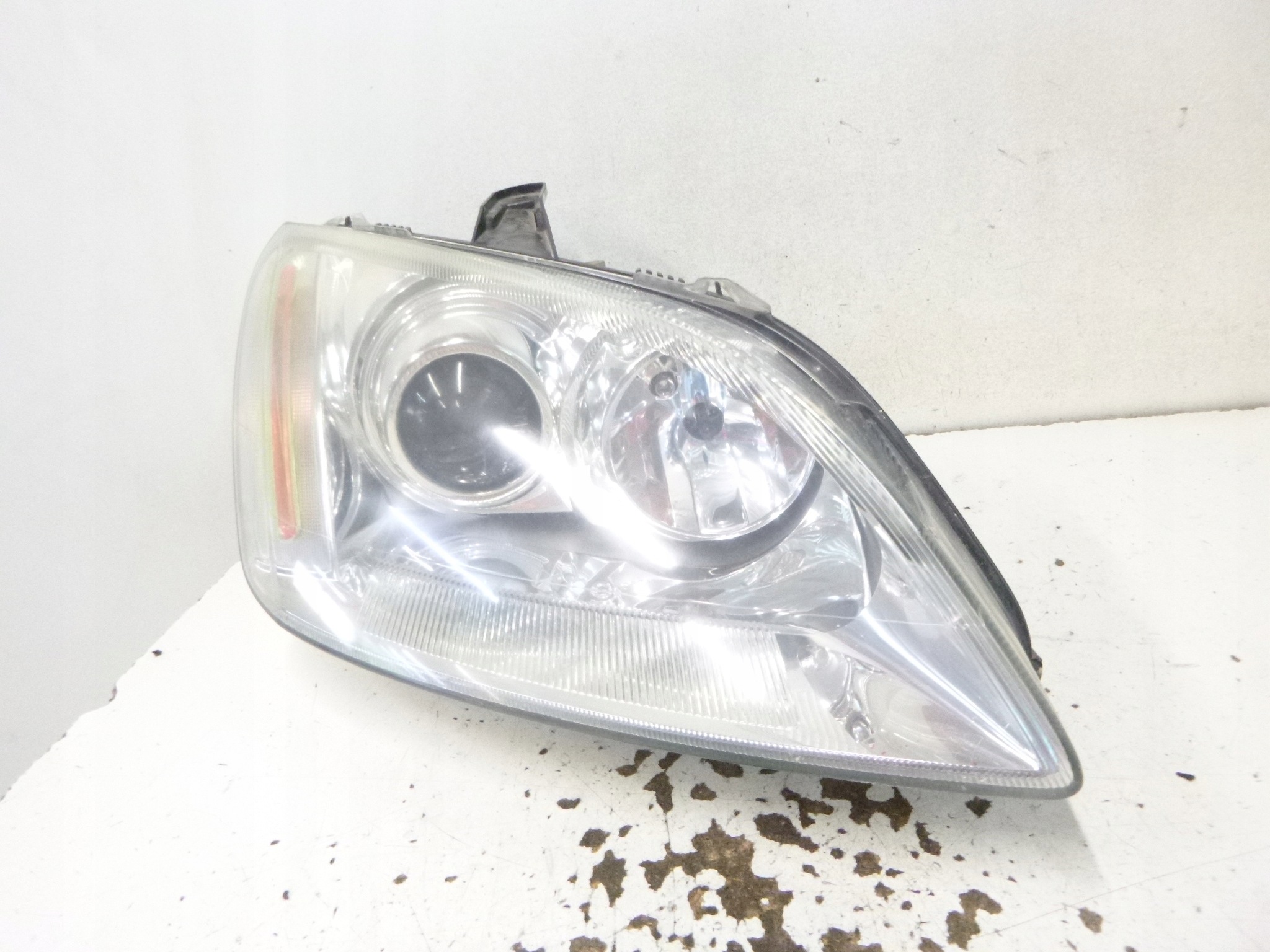 REFLEKTOR front right XENON – FORD C-MAX (2003–2007) HELLA 5DV008290-00