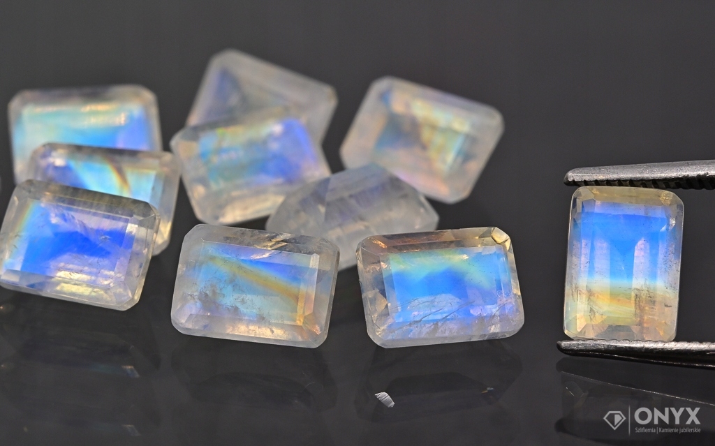 Měsíční kámen A fazetovaný oktagon 7x5 mm