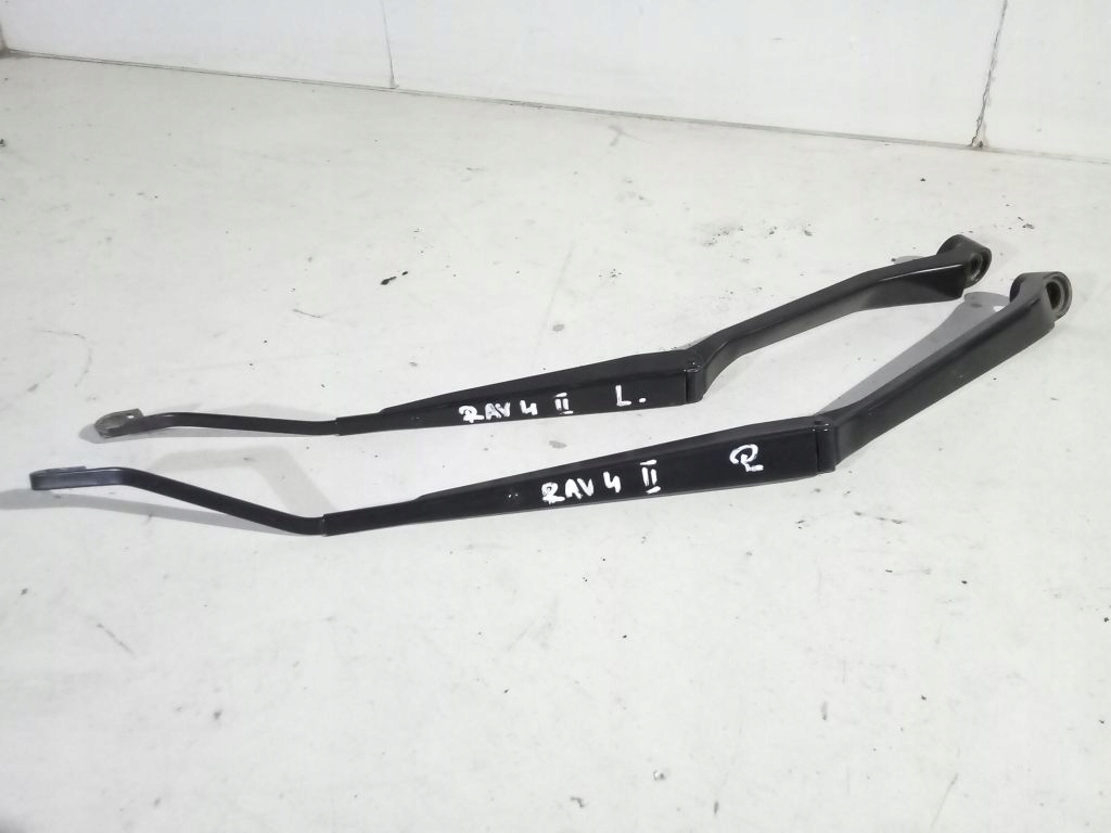 Toyota Rav4 II 00-05' wiper arms front