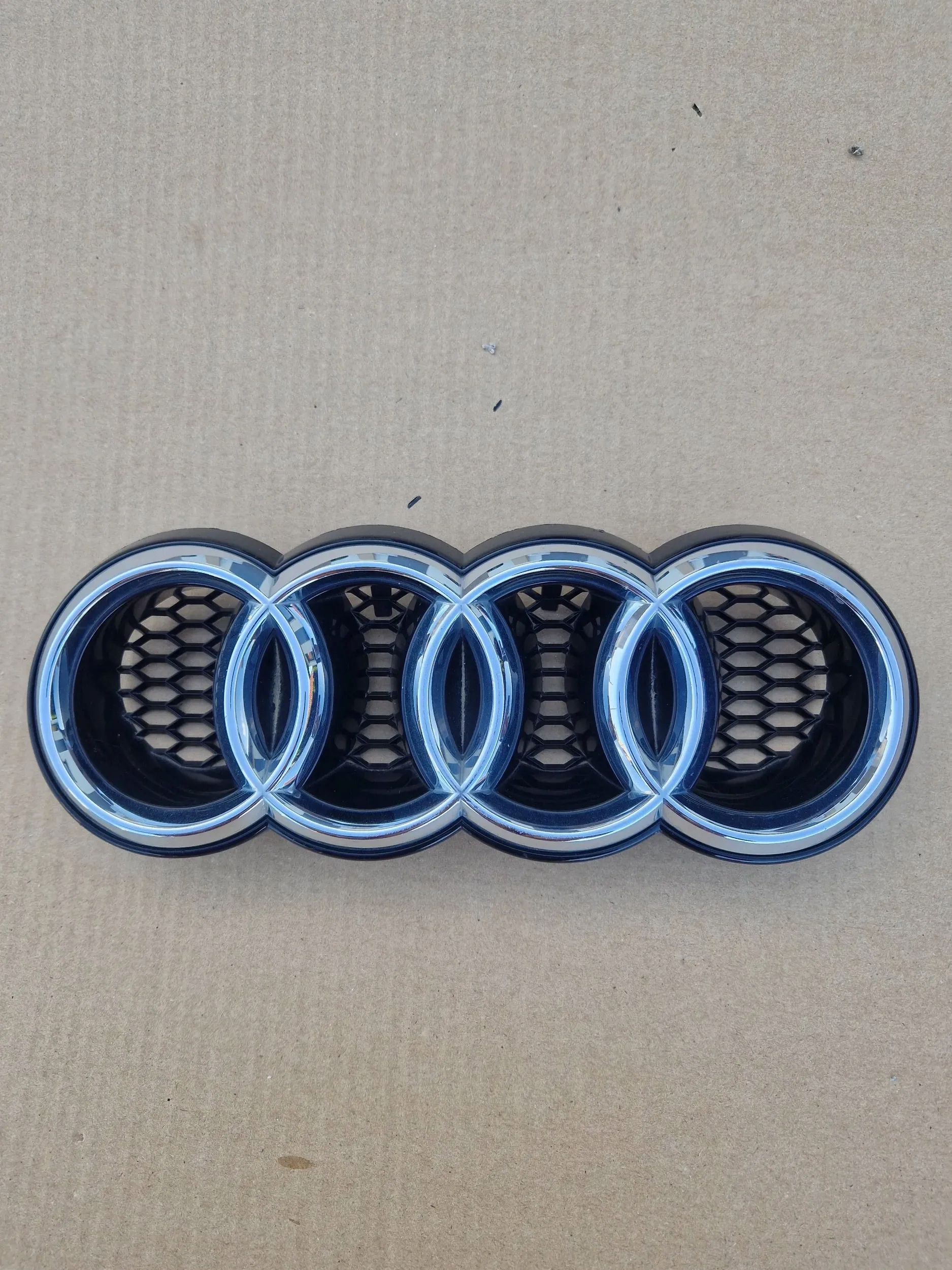 ZNACZEK EMBLEMAT AUDI Q3 RS 8U 11-15 ORYGINAŁ