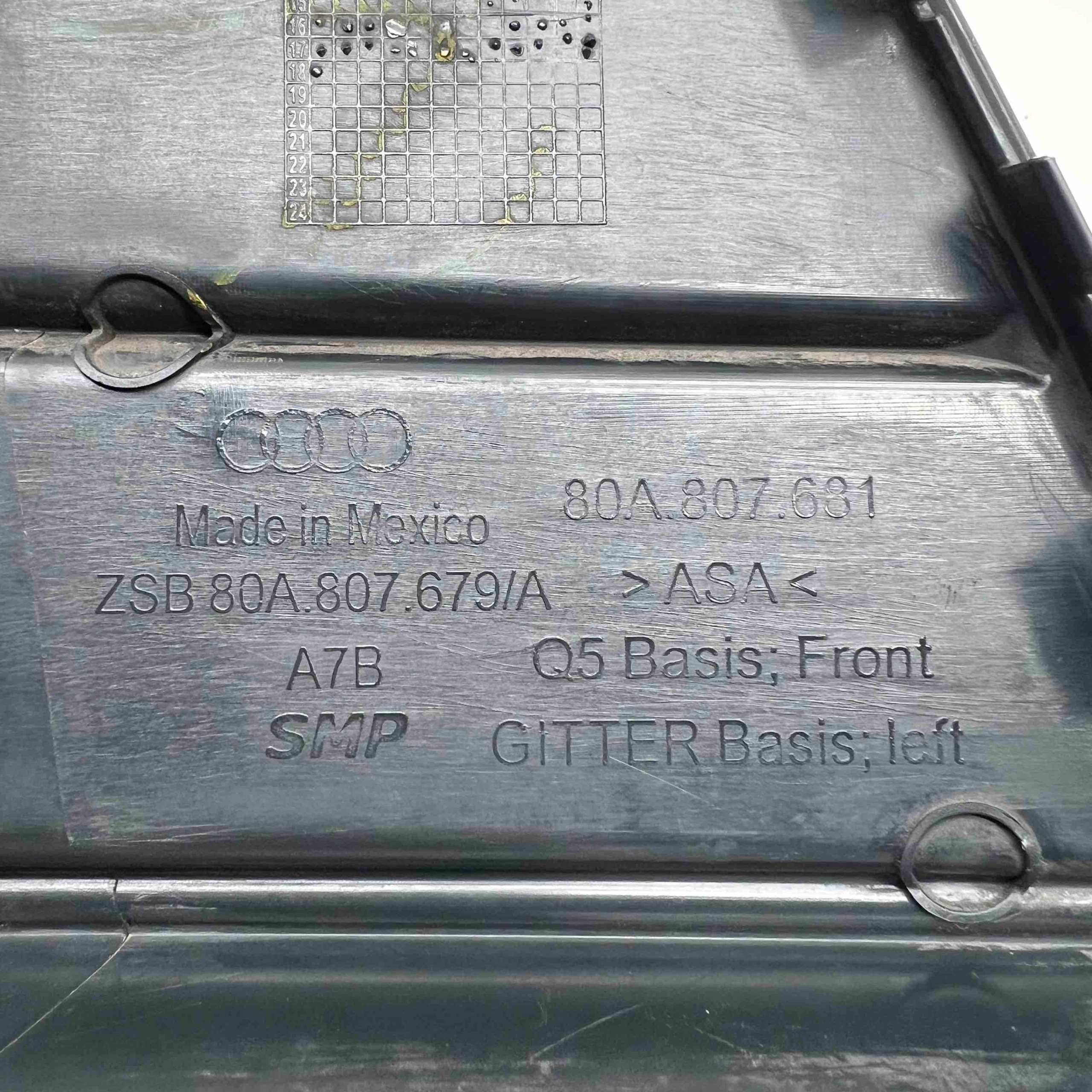 AUDI Q5 80A grid of a bumper left 80A807245 80A807679A