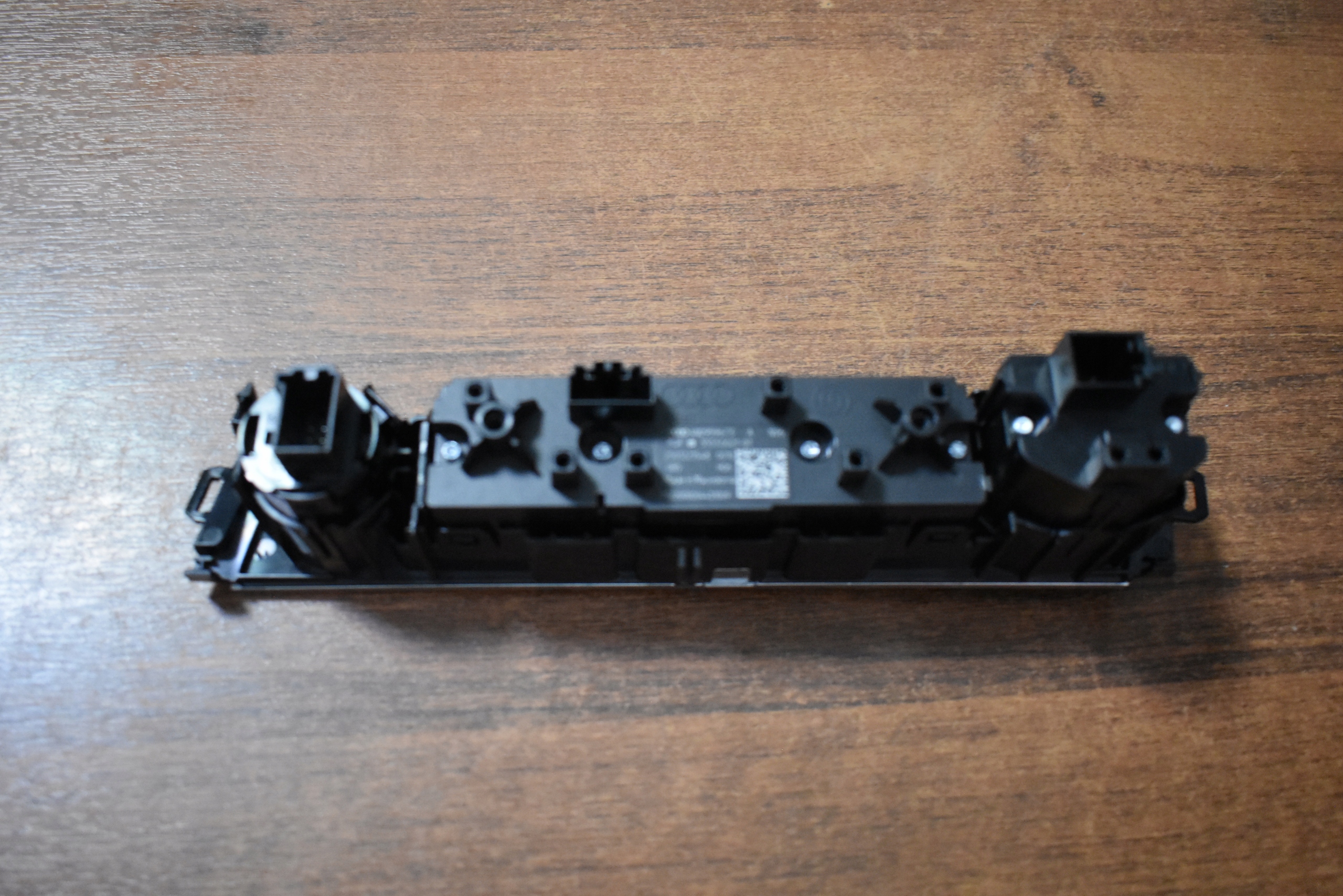 IDEALNY PANEL BLOK WLACZNIKOW AUDI E-TRON 1