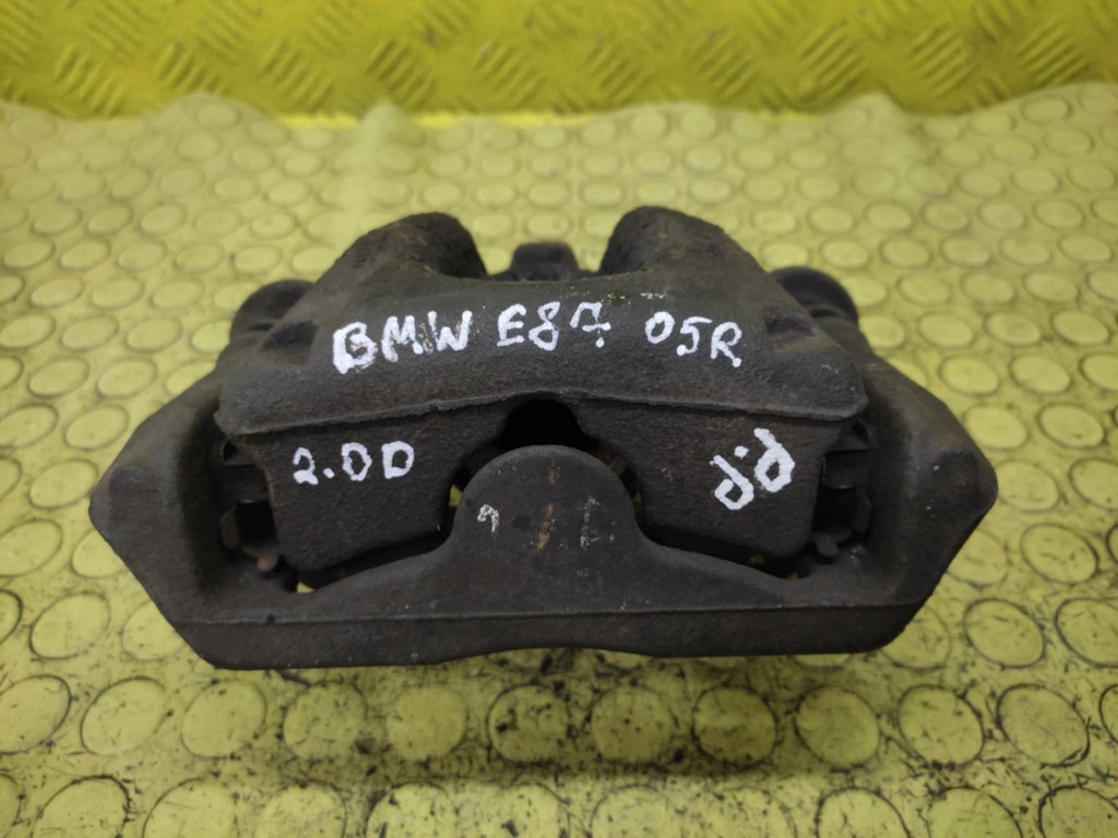 BMW E87 2.0 D třmen brzdový pravý předek