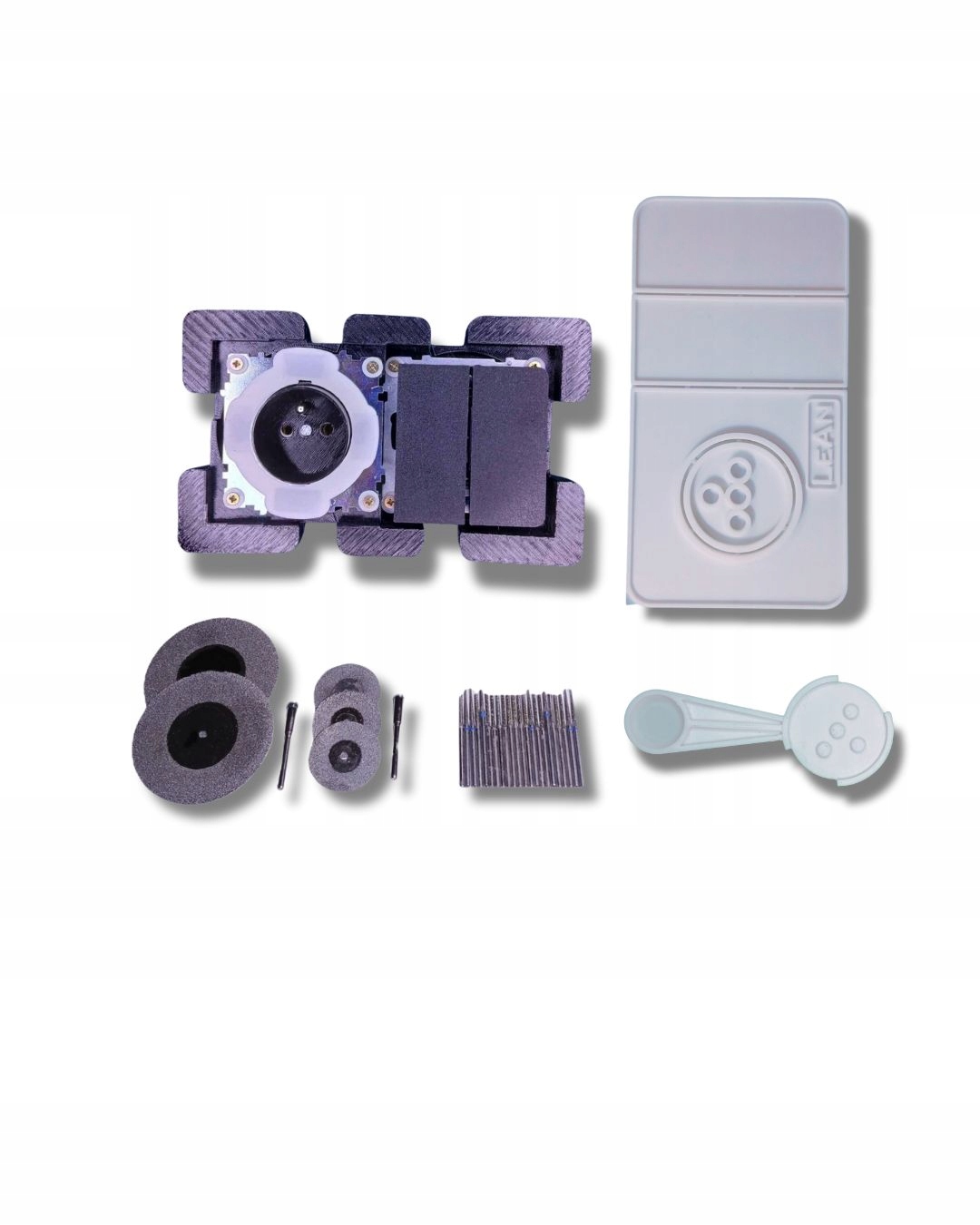 Skrytá zásuvka a dvojitý naddoskový spínač do kuchyne pre tmavé dlaždice