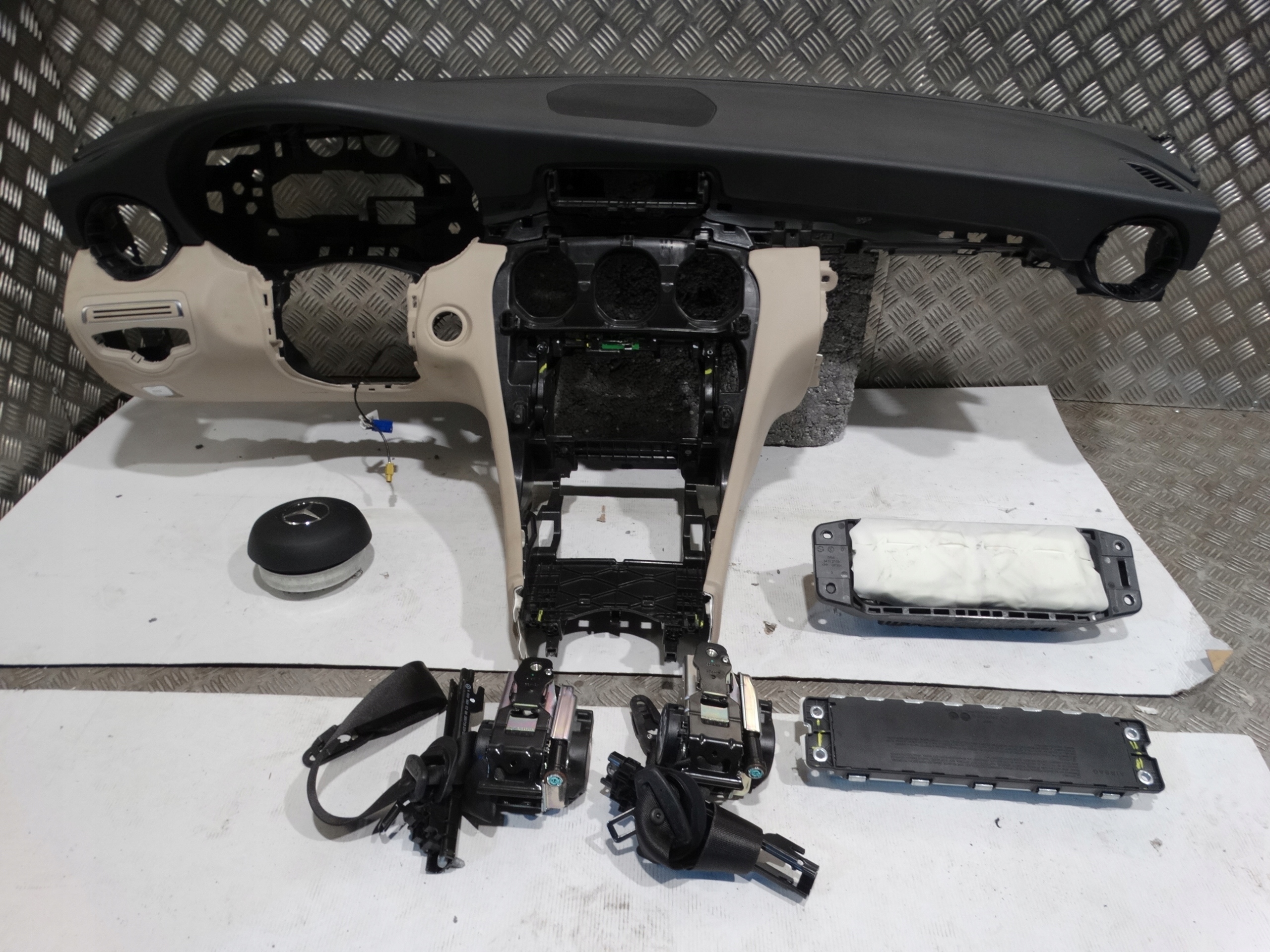 IDEALNA console KPL.MERCEDES W205 LIFT 1
