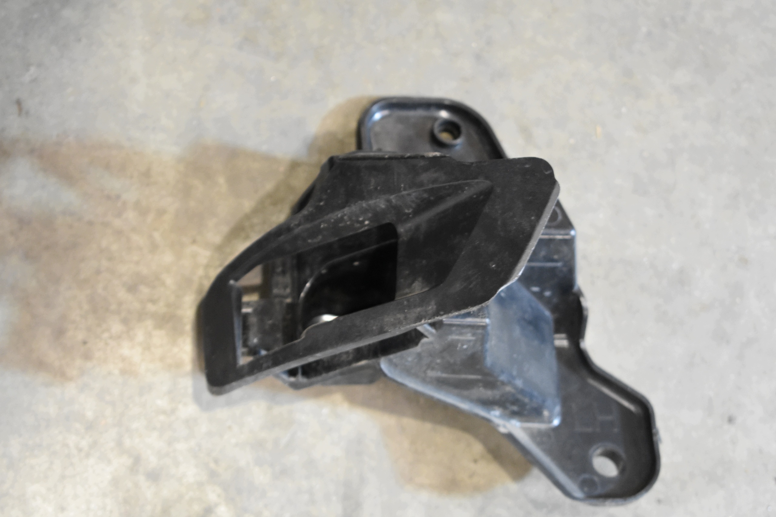 perfect condition bracket left MERCEDES W177 A1778851403