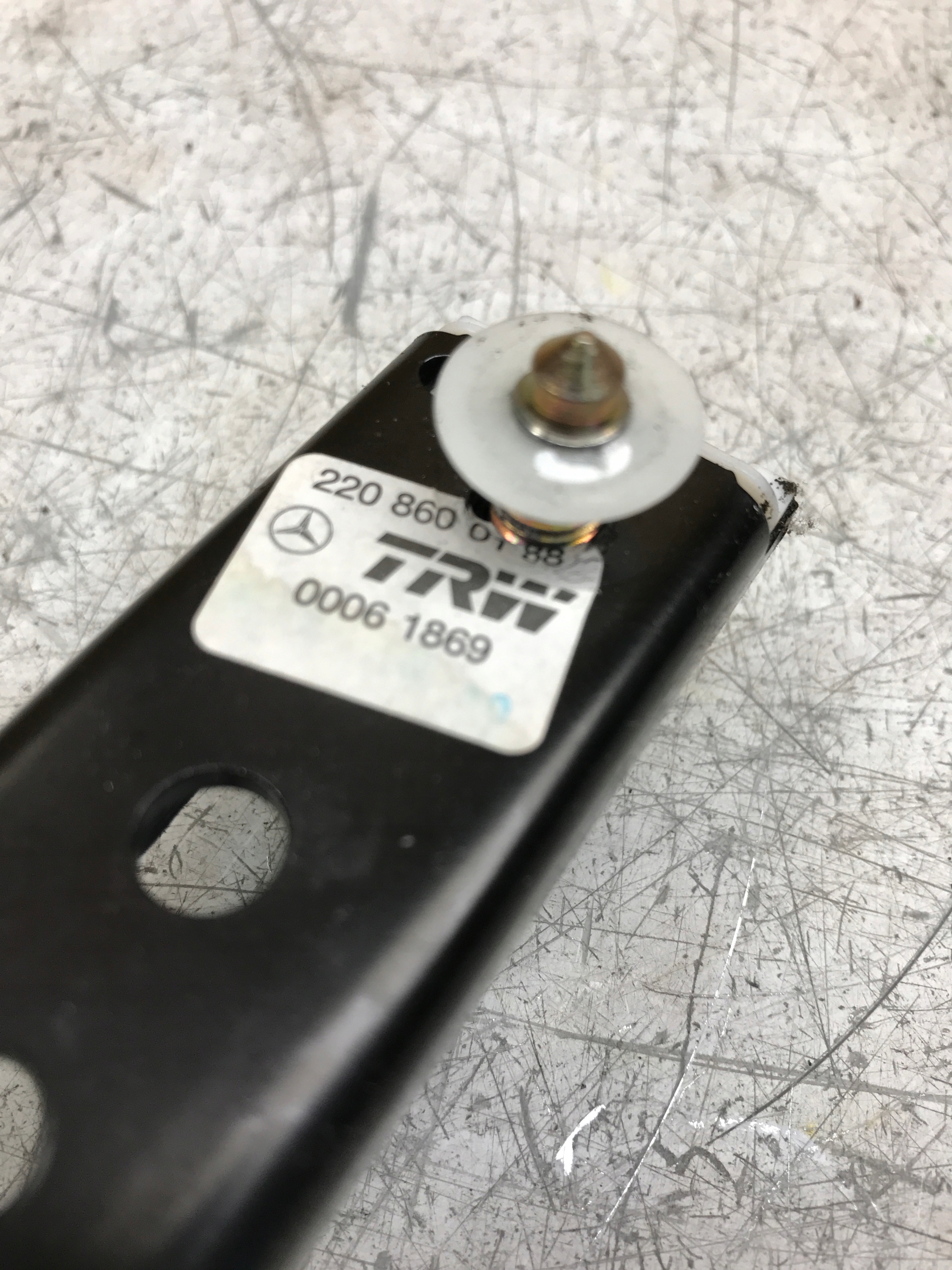 REGULACJA stěny MERCEDES W220 2208600188