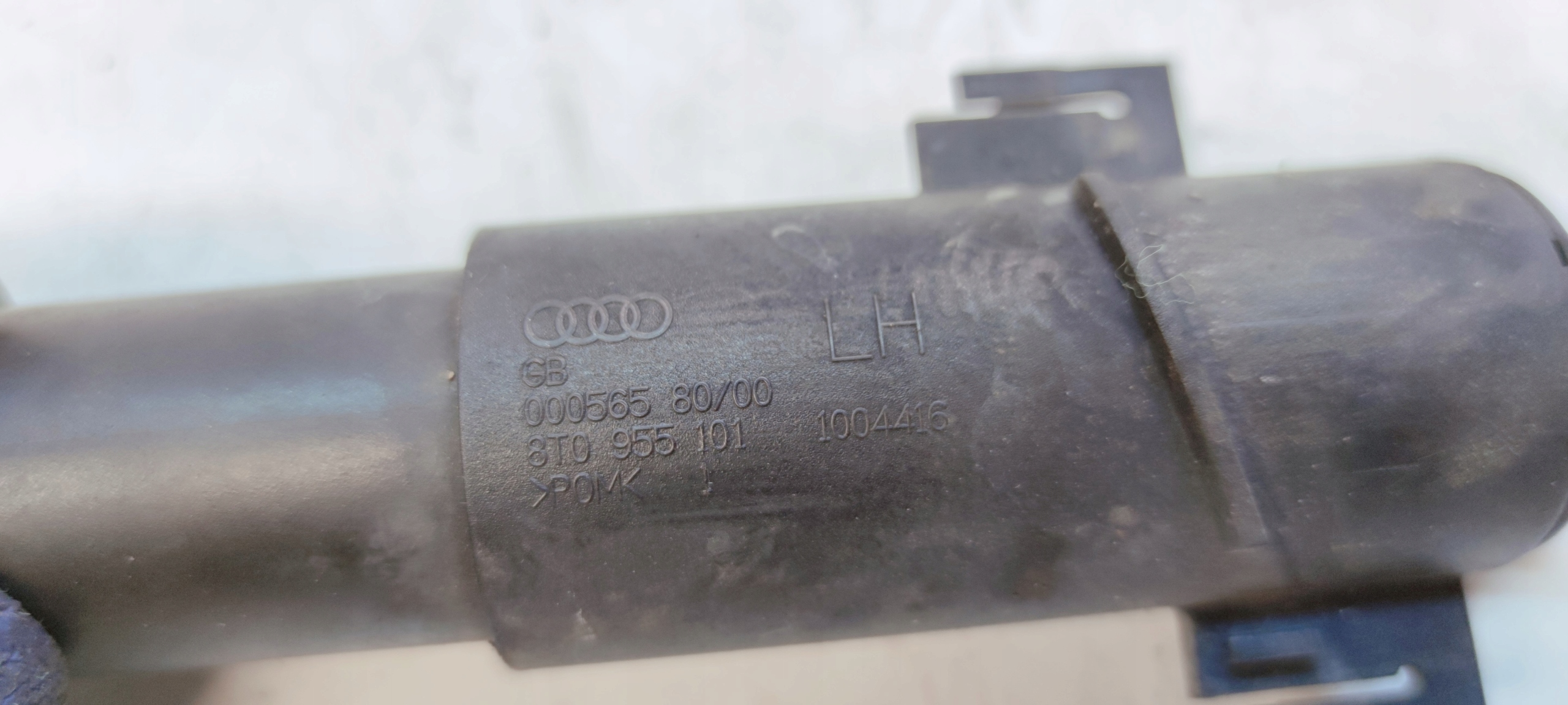 washer REFLEKTORA left AUDI A5 8T 8T0955101 damag.