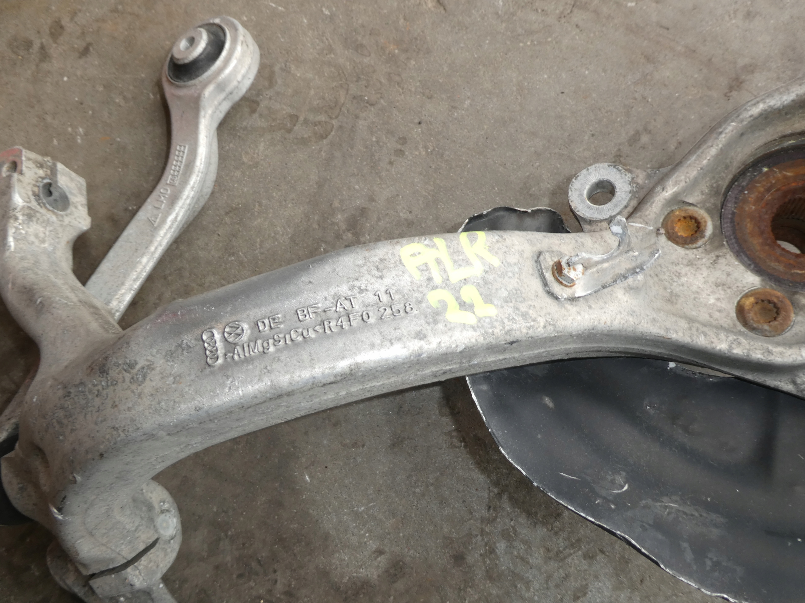 otoč pravý předek AUDI A6 C6 4F0258