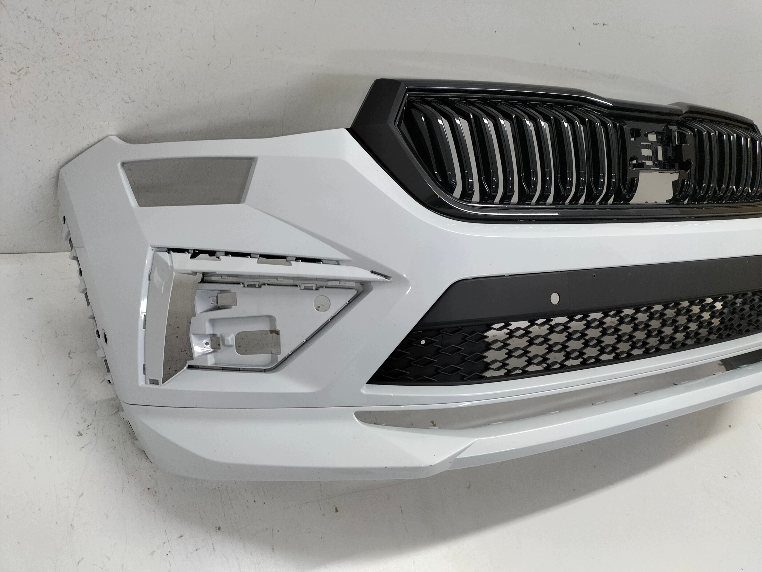 front bumper front SKODA KODIAQ LIFT 21- RS below side PDC z koszykami
