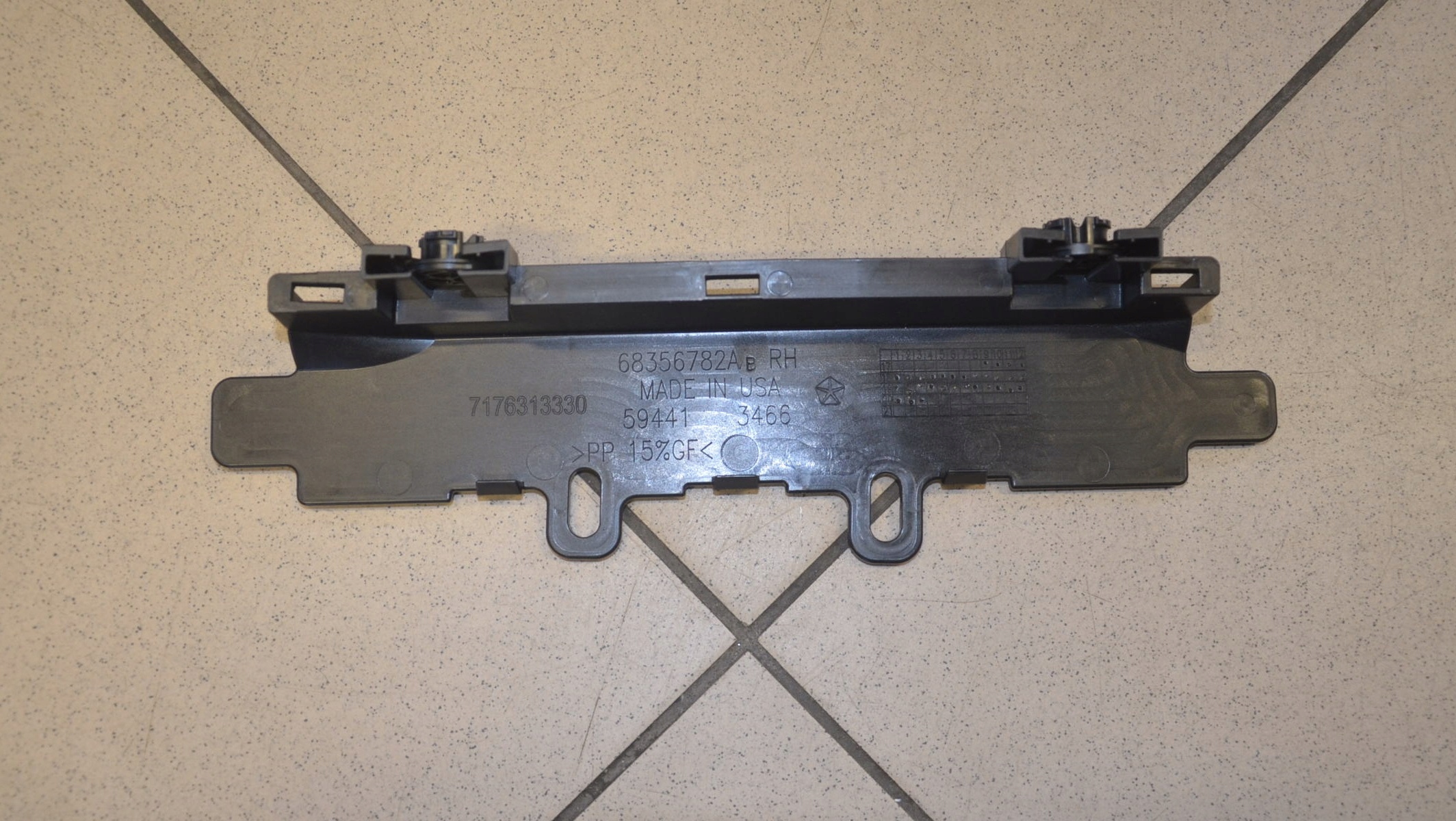 68356782AB - Корито проводки права нижня задня Wrangler JL