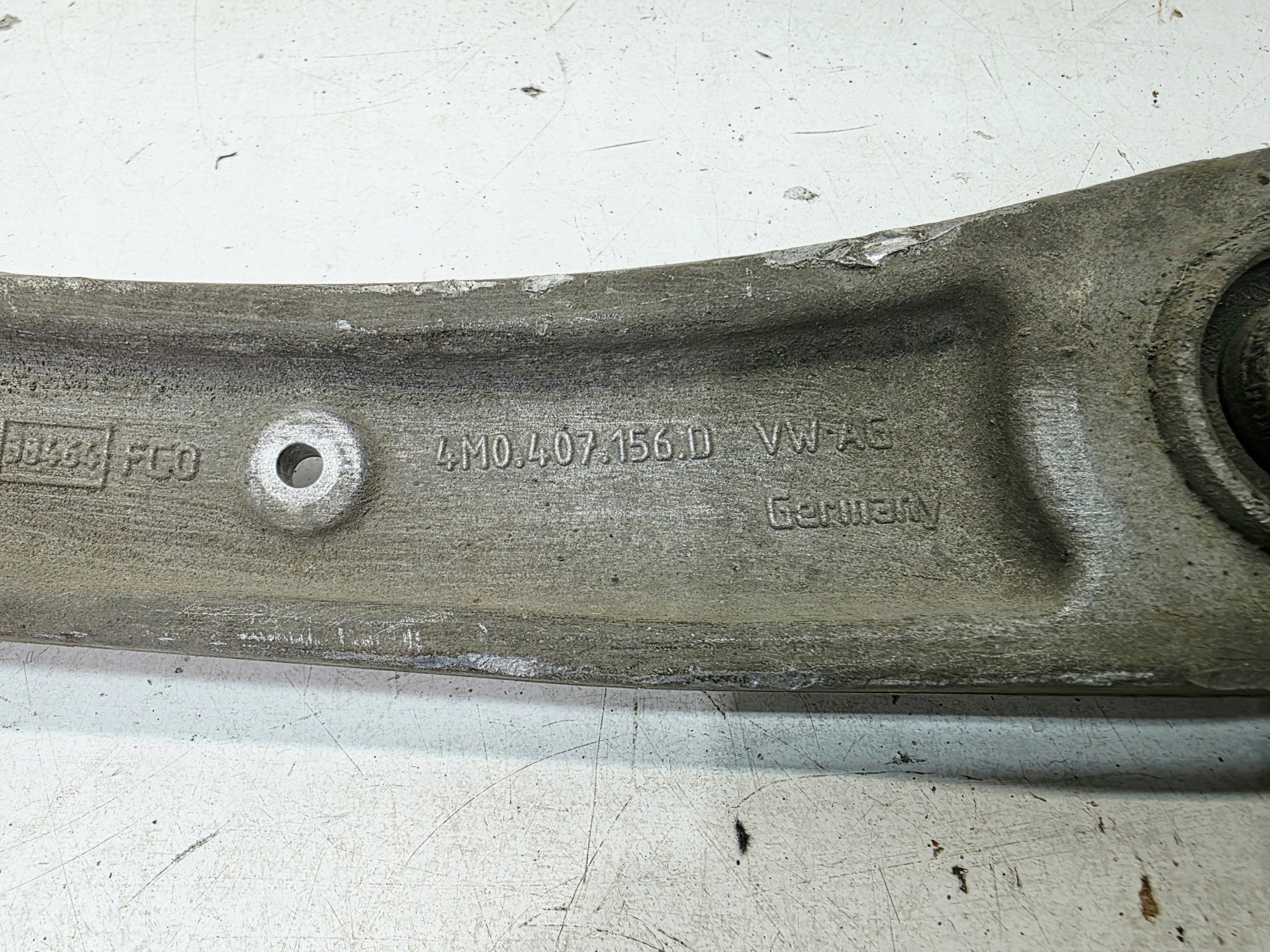 arm NOSNY PROSTY left front AUDI A6 C8 A7 Q7 4M0407155D
