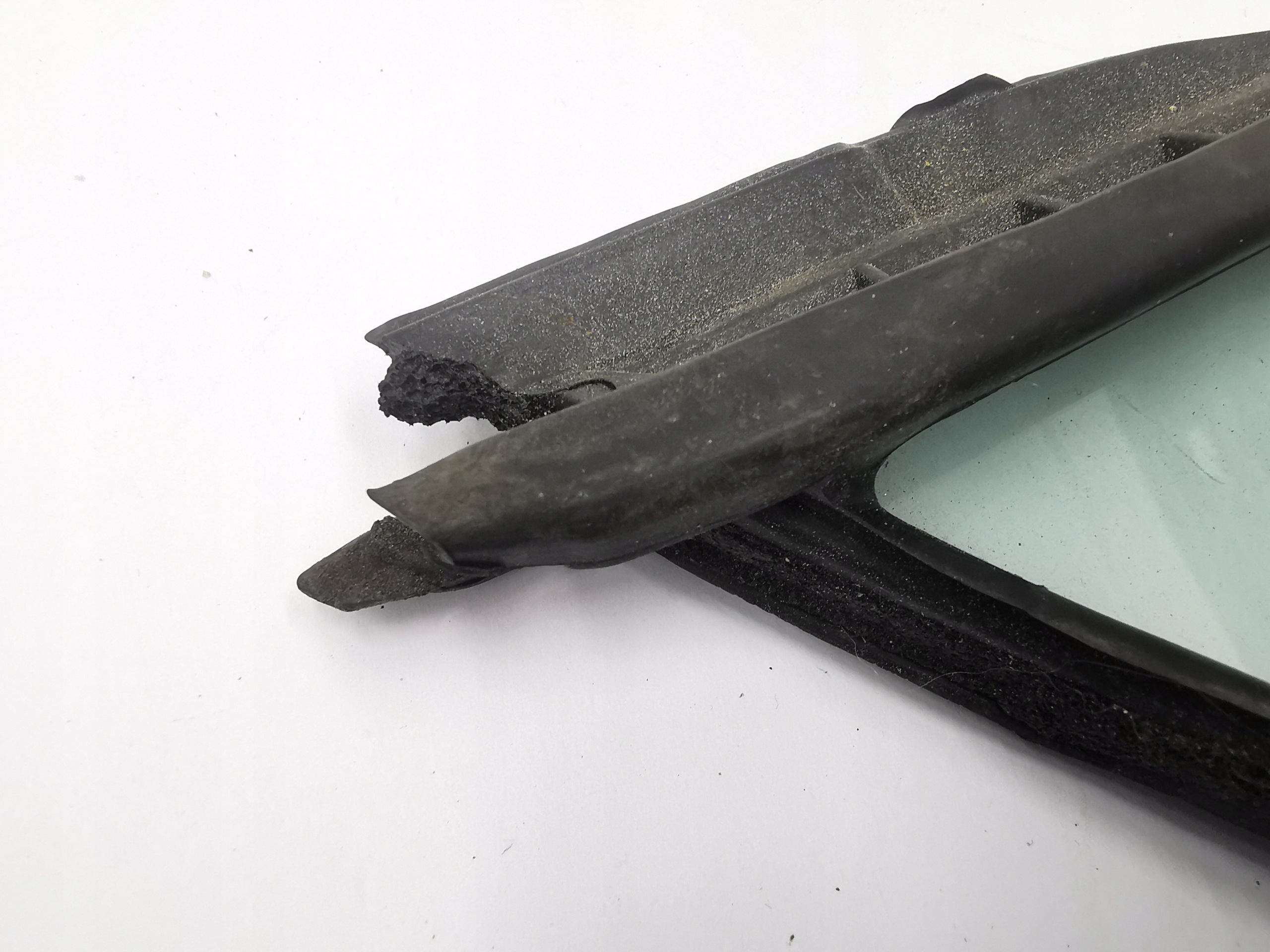 window door left front front TOYOTA YARIS II 68216-0D010