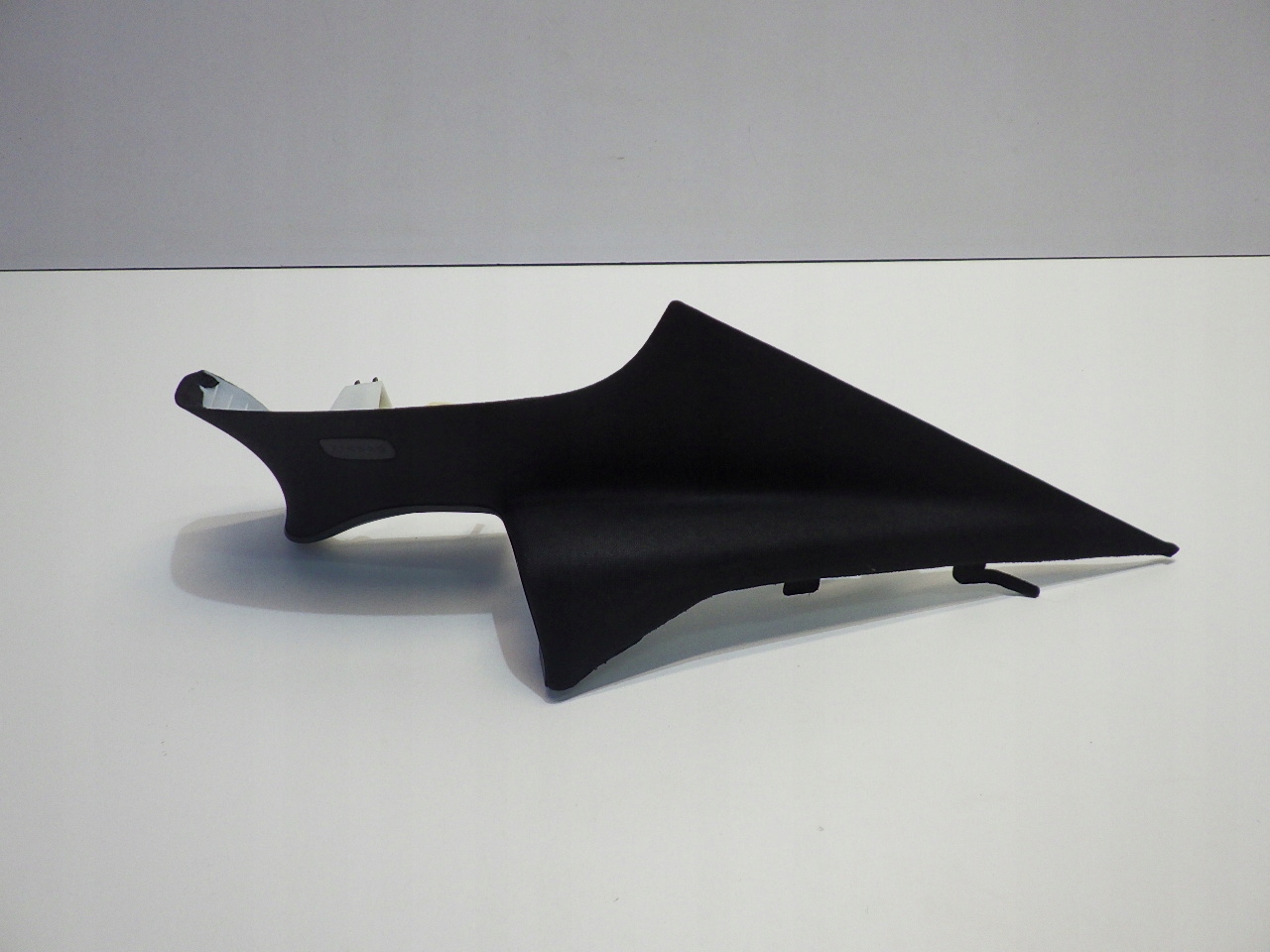 CLA II W118 22 крышка стойки задняя правая A1186900700