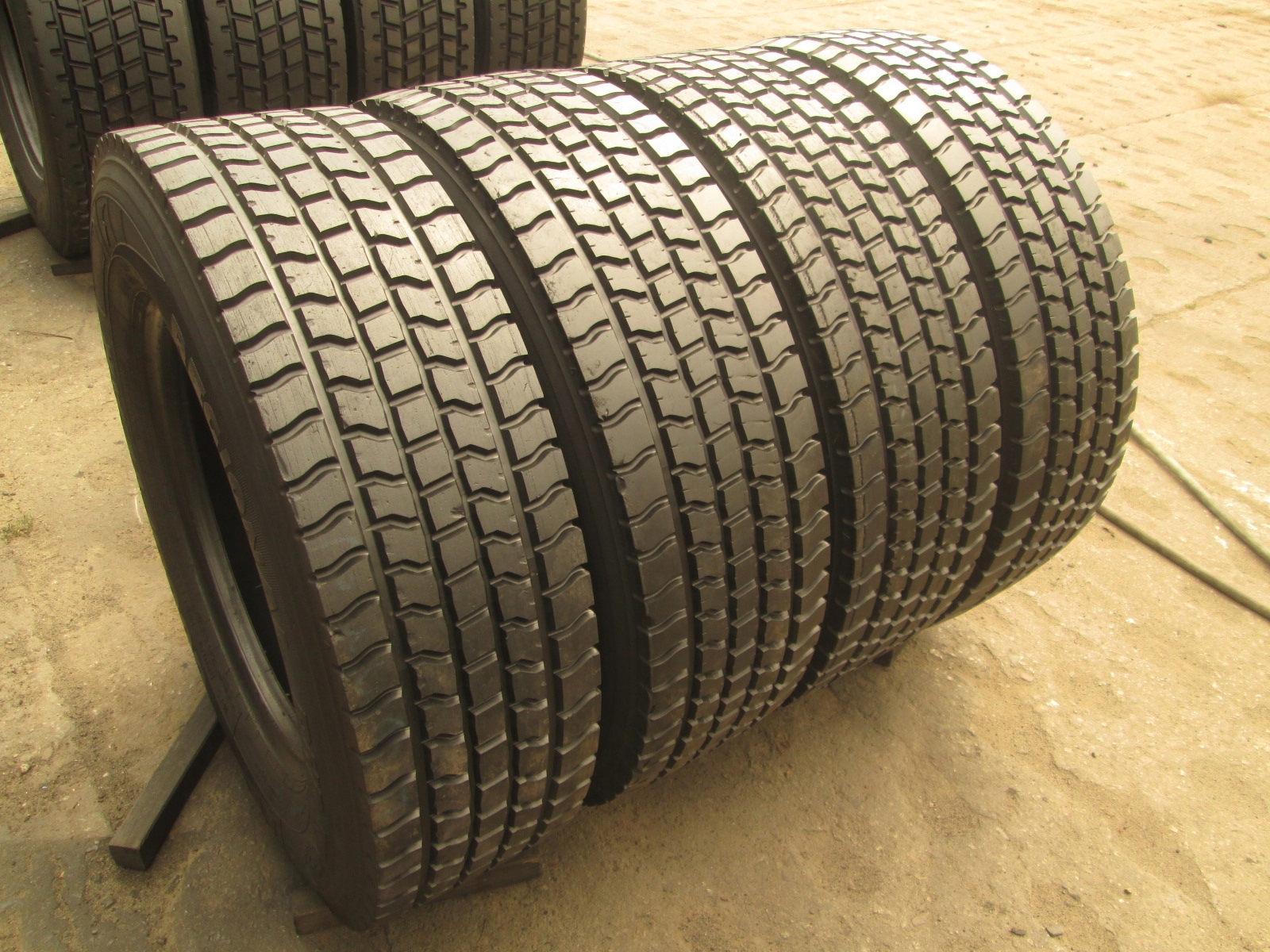 215/75R17.5 GOODYEAR RHDII+ OPONY NAPĘDOWE - KOMPLET CIĘŻAROWE Liczba opon w ofercie 4 szt.