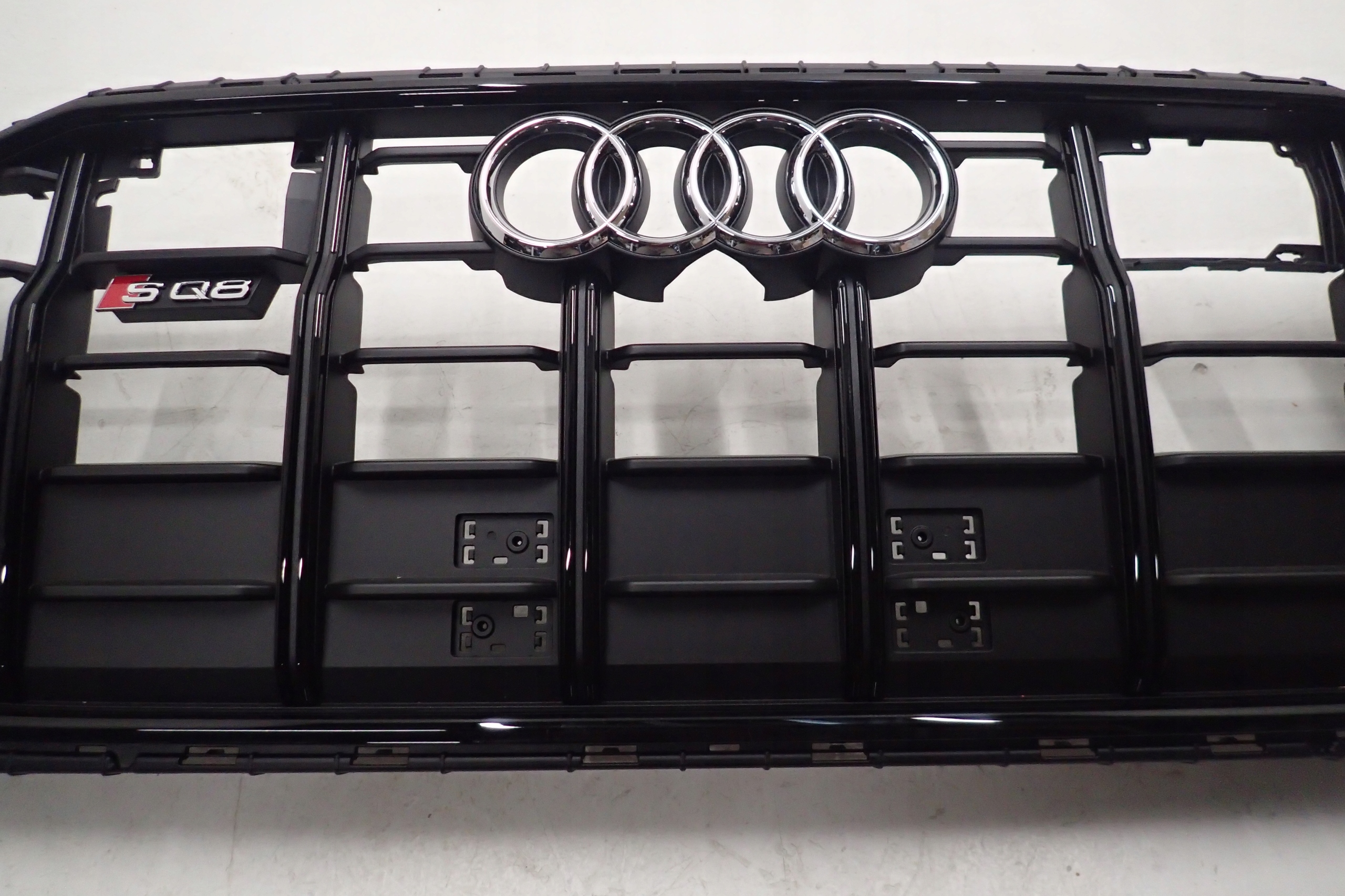 AUDI Q8 SQ8 4M8 GRILL ATRAPA CHŁODNICY 4M8853651AJ Typ samochodu Samochody osobowe