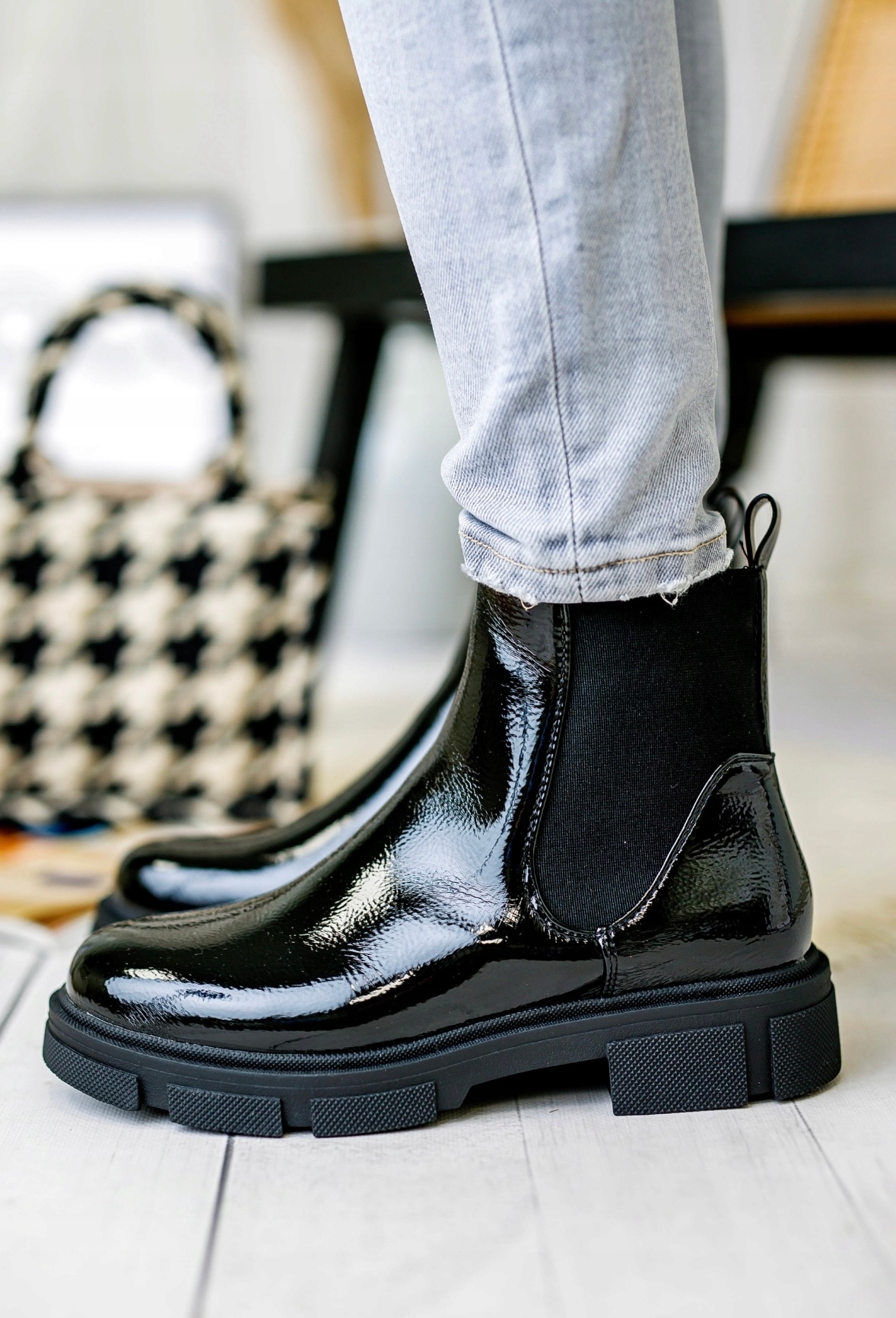 LAKIEROWANE CZARNE BOTKI WORKERY GRUBA PODESZWA 39 Kod producenta MD7363-3