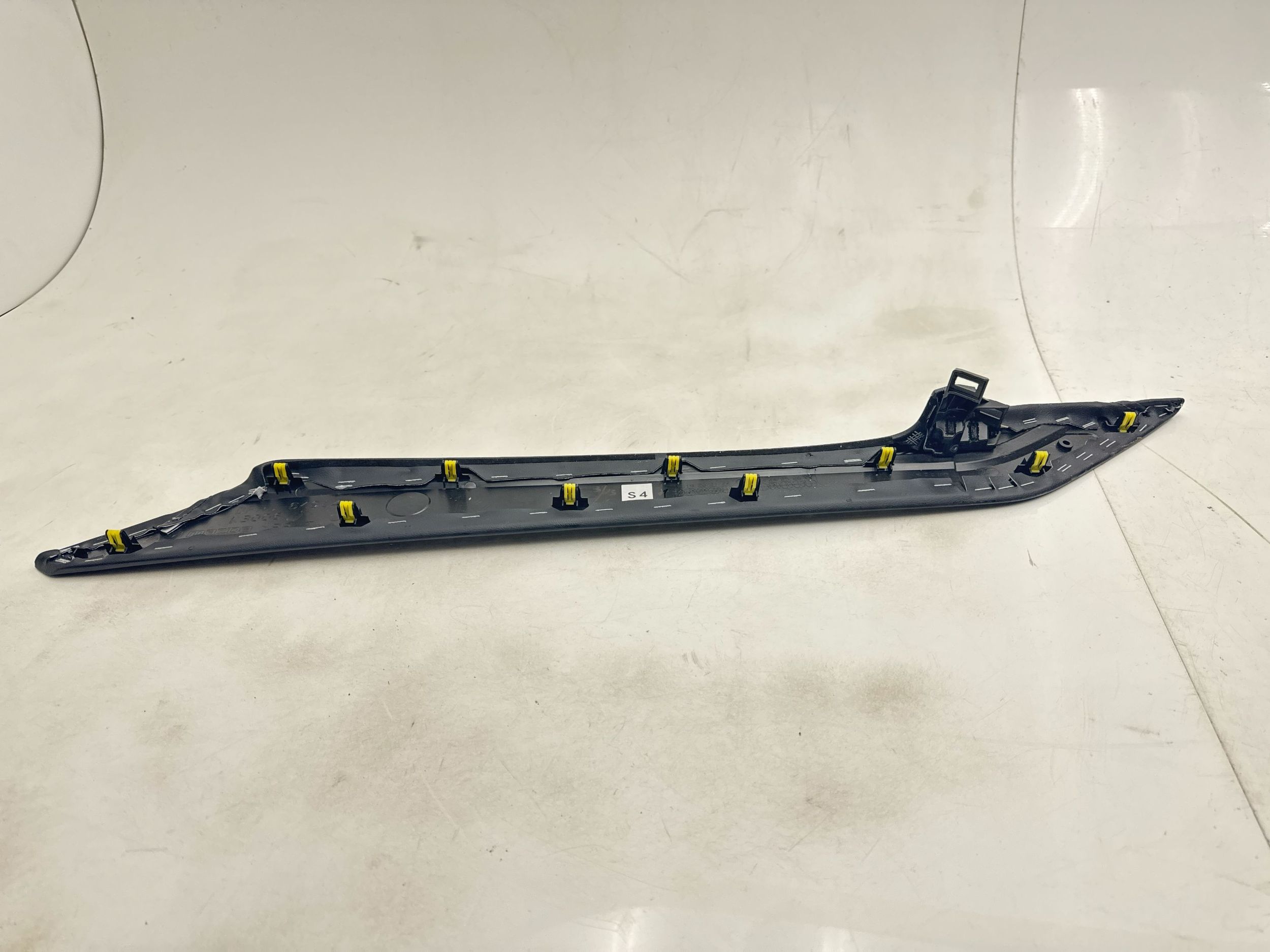 молдинг бокового консоль mazda CX-30 DFR564914
