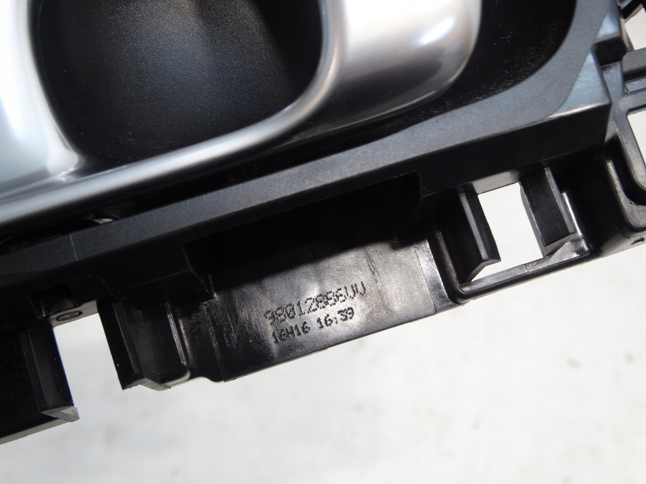 handle inner left front rear part CITROEN C4 CACTUS 16R. 9801886VV