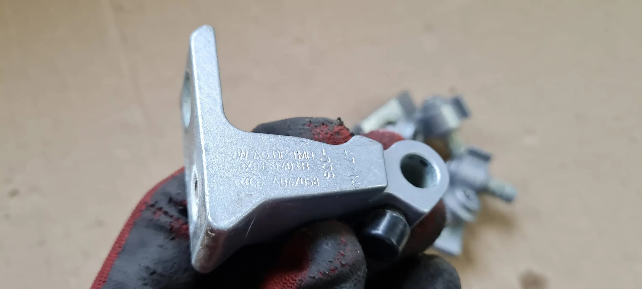 S3 8V sedan A3 hinge hinges door left left front LZ7G