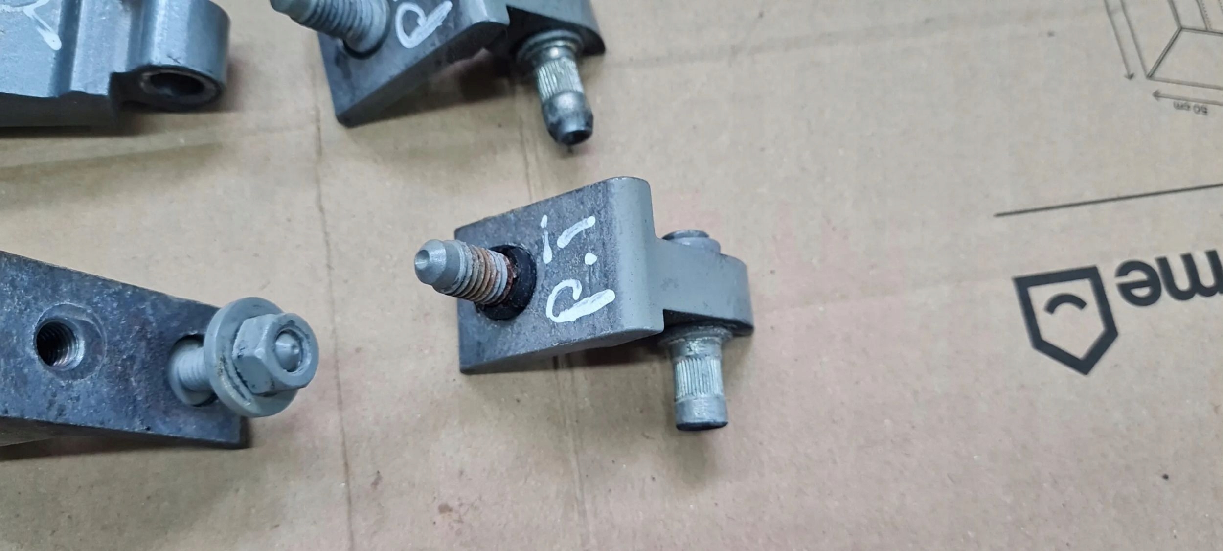A7 4G hinge hinges door right right rear part rear. KOMPLET LY7G
