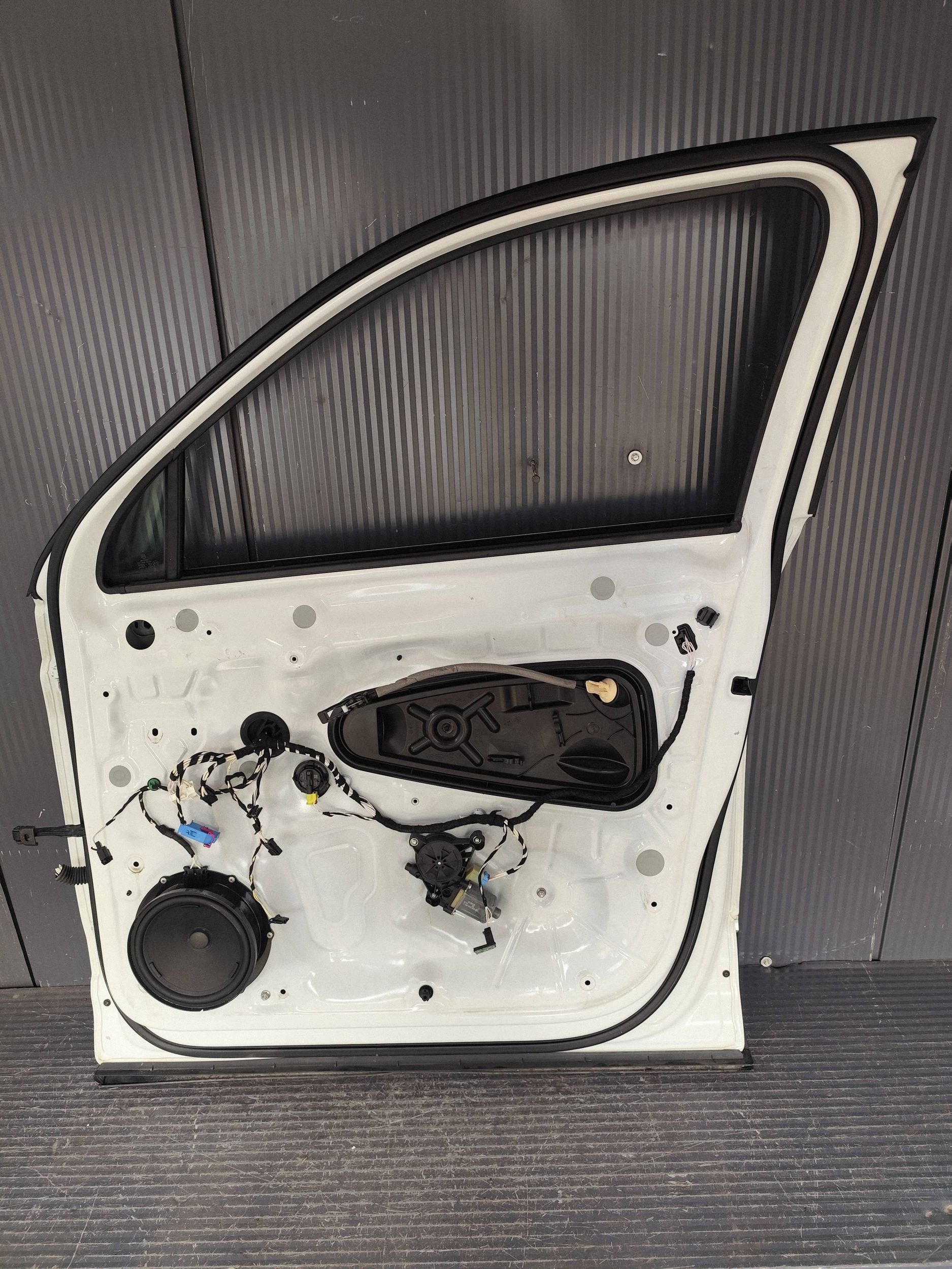 VW TIGUAN II LIFT 5NA door front right complete dismantling