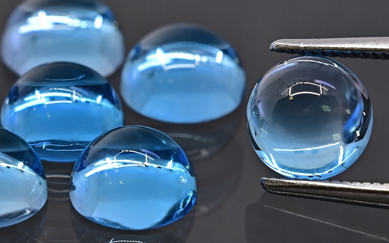 Topaz Swiss Blue kulatý kabošon fi 9 mm